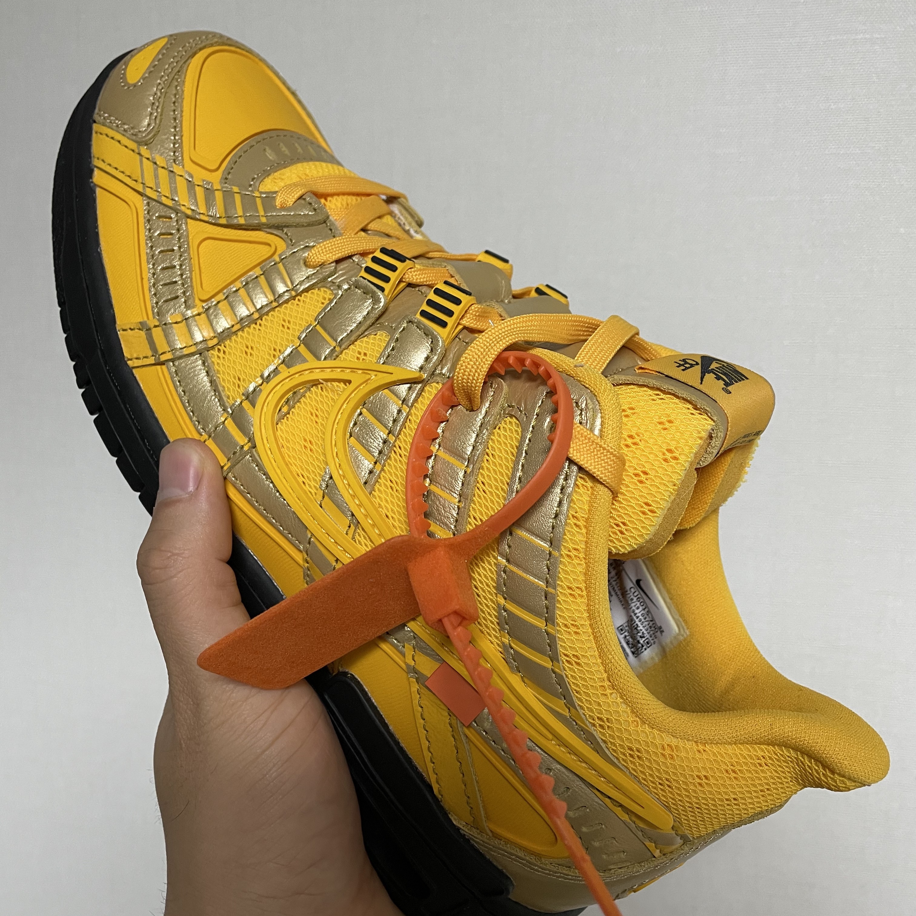 Nike x Off-White Air Rubber Dunk University Gold 착용 스타일