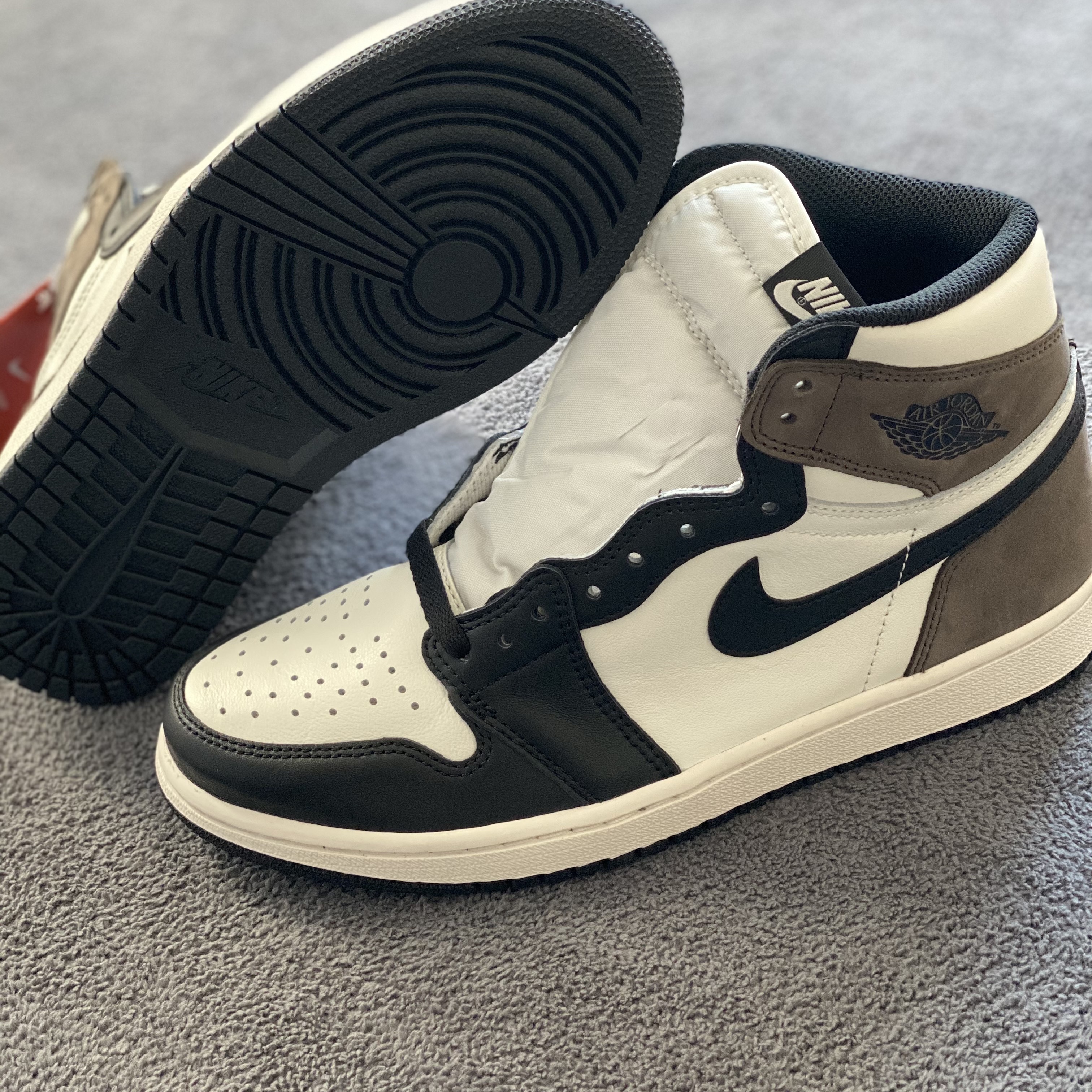 Jordan 1 Retro High OG Black Mocha 착용 스타일