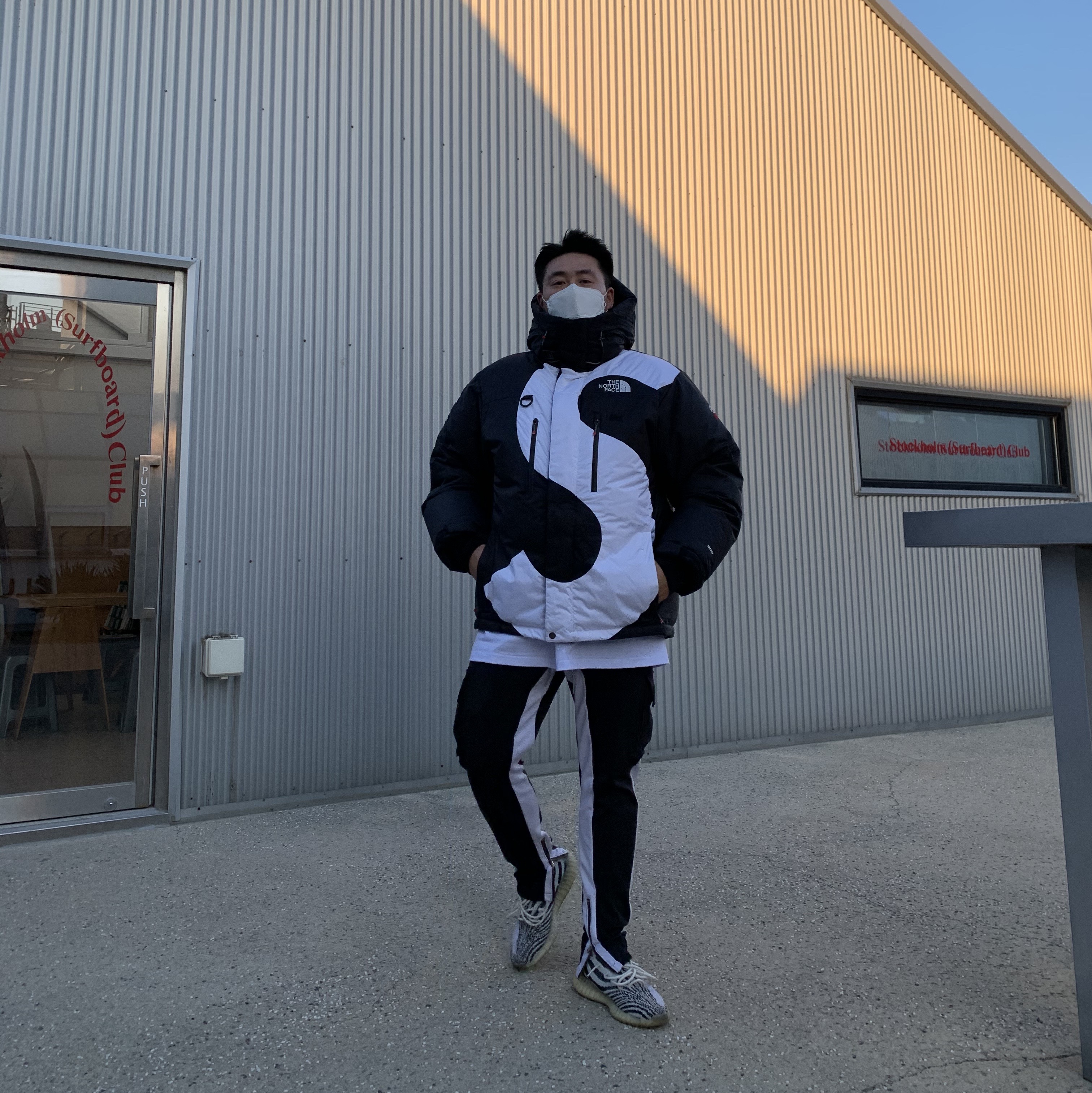 Supreme x The North Face S Logo Summit Series Himalayan Parka Black - 20FW, Adidas Yeezy Boost 350 V2 Zebra 2017/2019/2020 착용 스타일 - 1