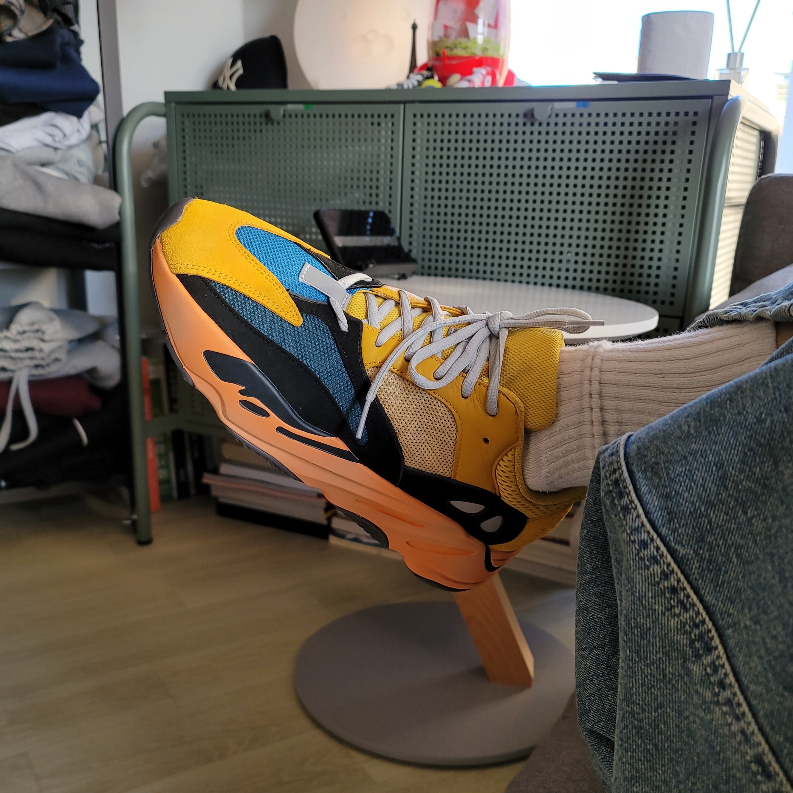 Adidas Yeezy Boost 700 Sun 착용 스타일 - 2