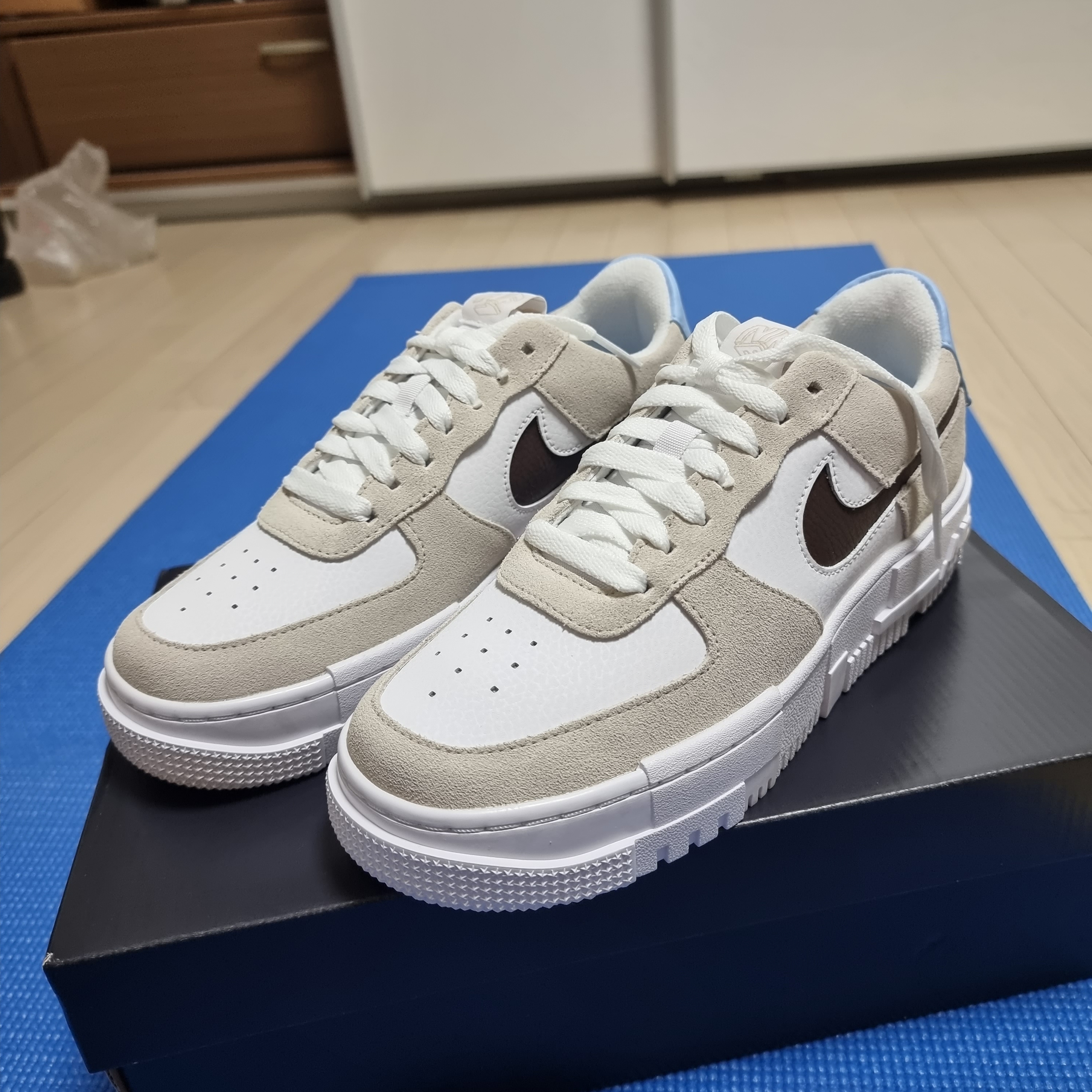 (W) Nike Air Force 1 Pixel Desert Sand 착용 스타일 - 3