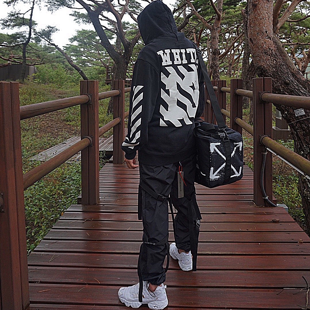 Reebok x Vetements Instapump Fury Emoji, Nike x Off-White Duffle Bag Black μ°©μ© μ€νμΌ