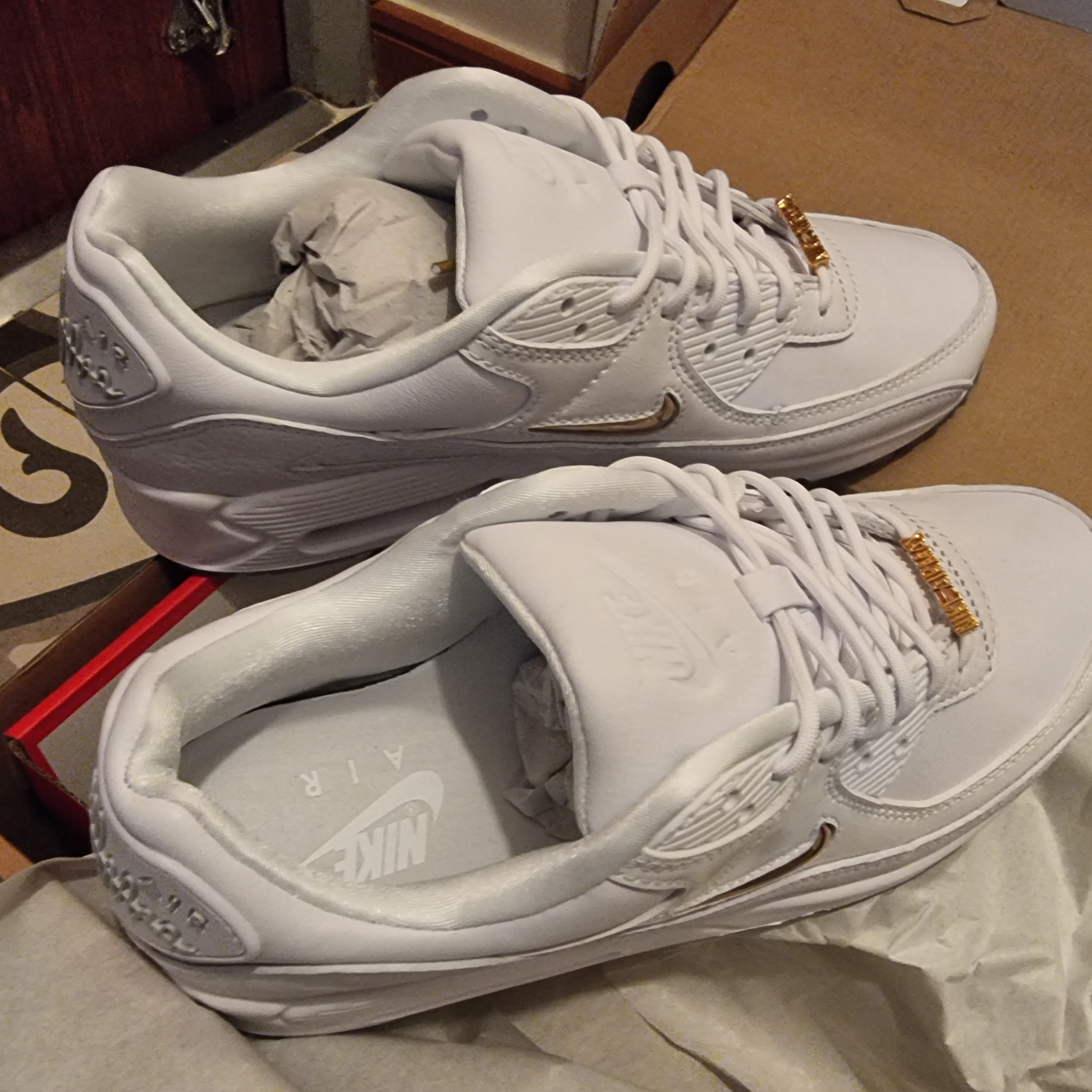 Nike Air Max 90 Pirate Radio White Gold 착용 스타일 - 3