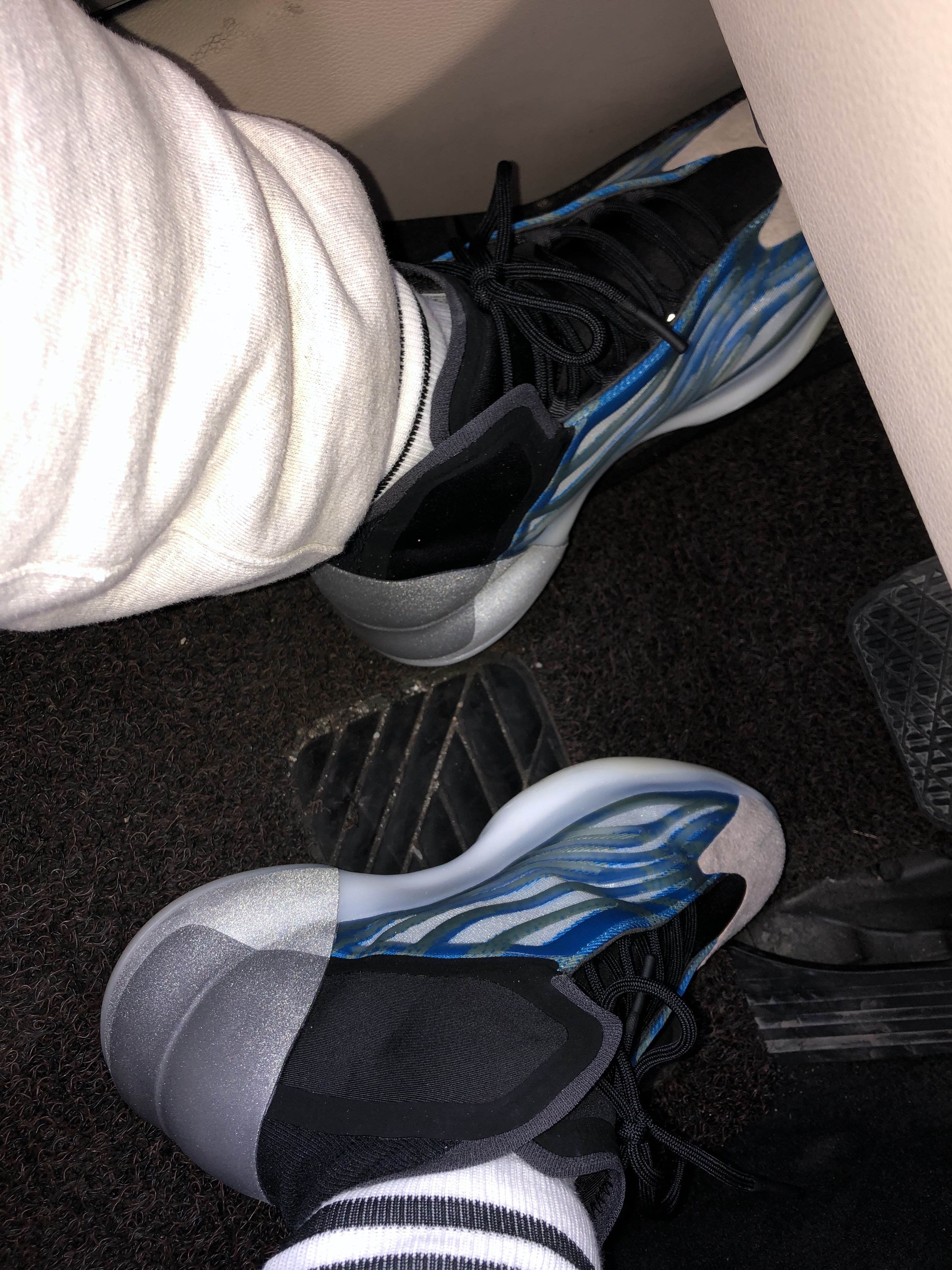 Adidas Yeezy QNTM BSKTBL Frozen Blue 착용 스타일