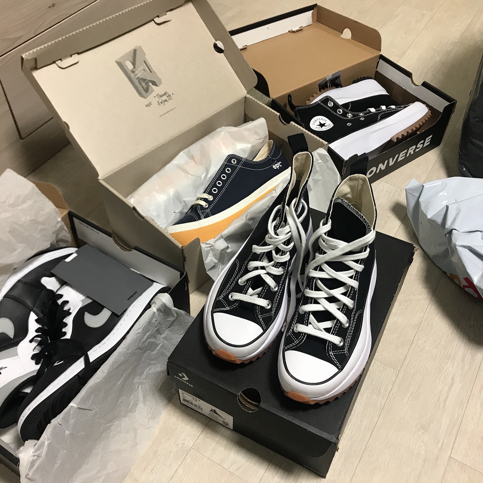Jordan 1 Mid White Shadow, Converse Run Star Hike Hi Black White Gum 착용 스타일 - 2