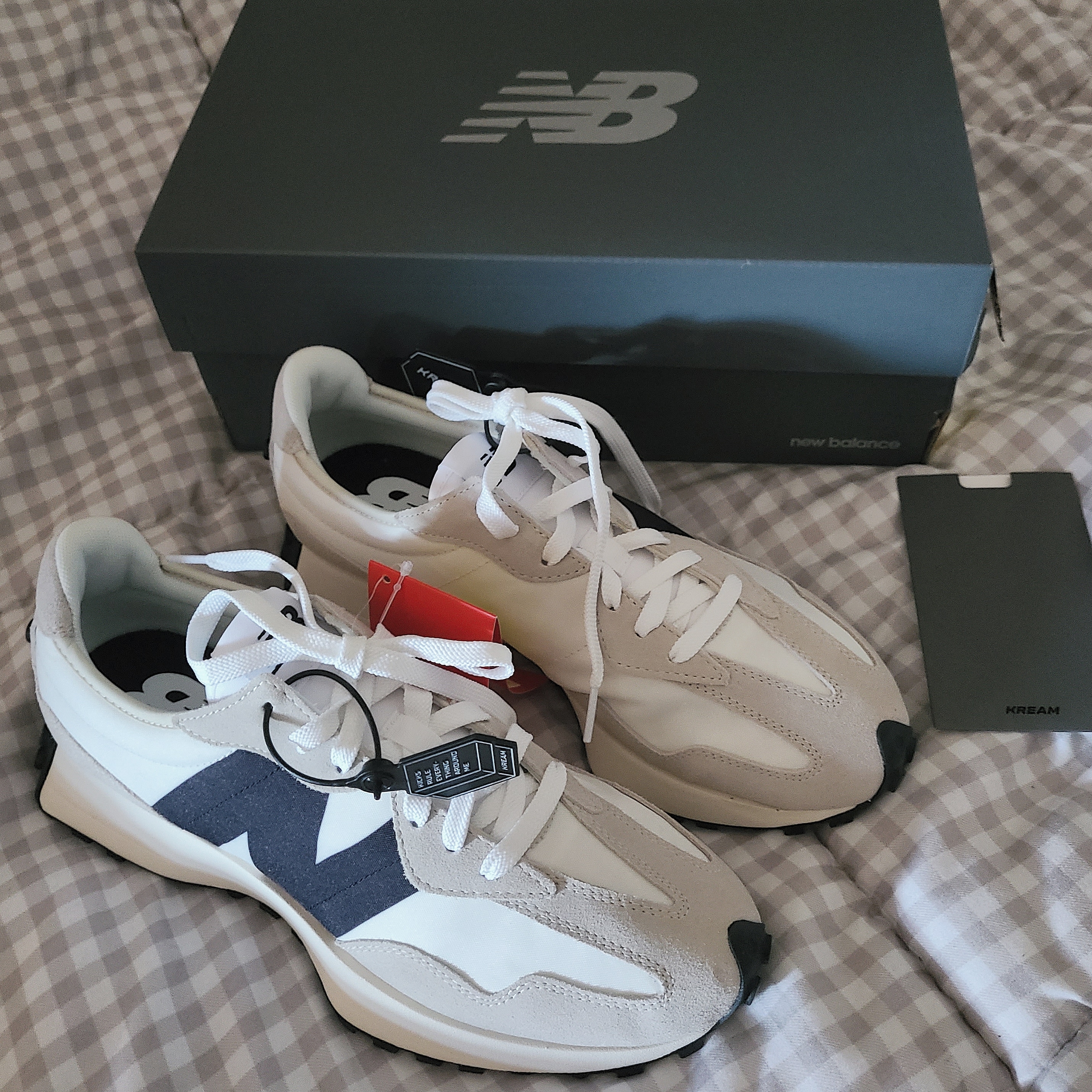 New Balance 327 White Black 착용 스타일
