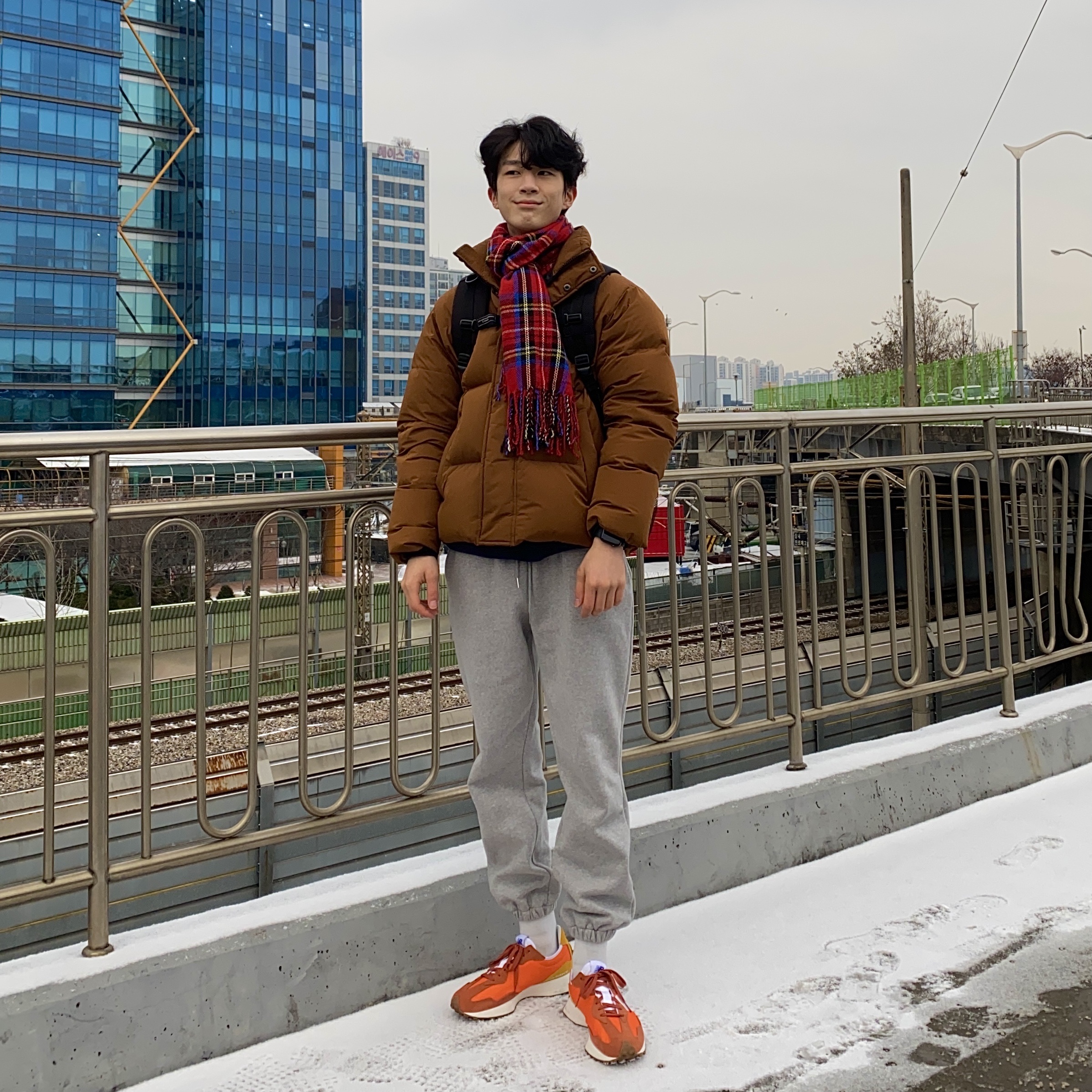 New Balance 327 Orange 착용 스타일