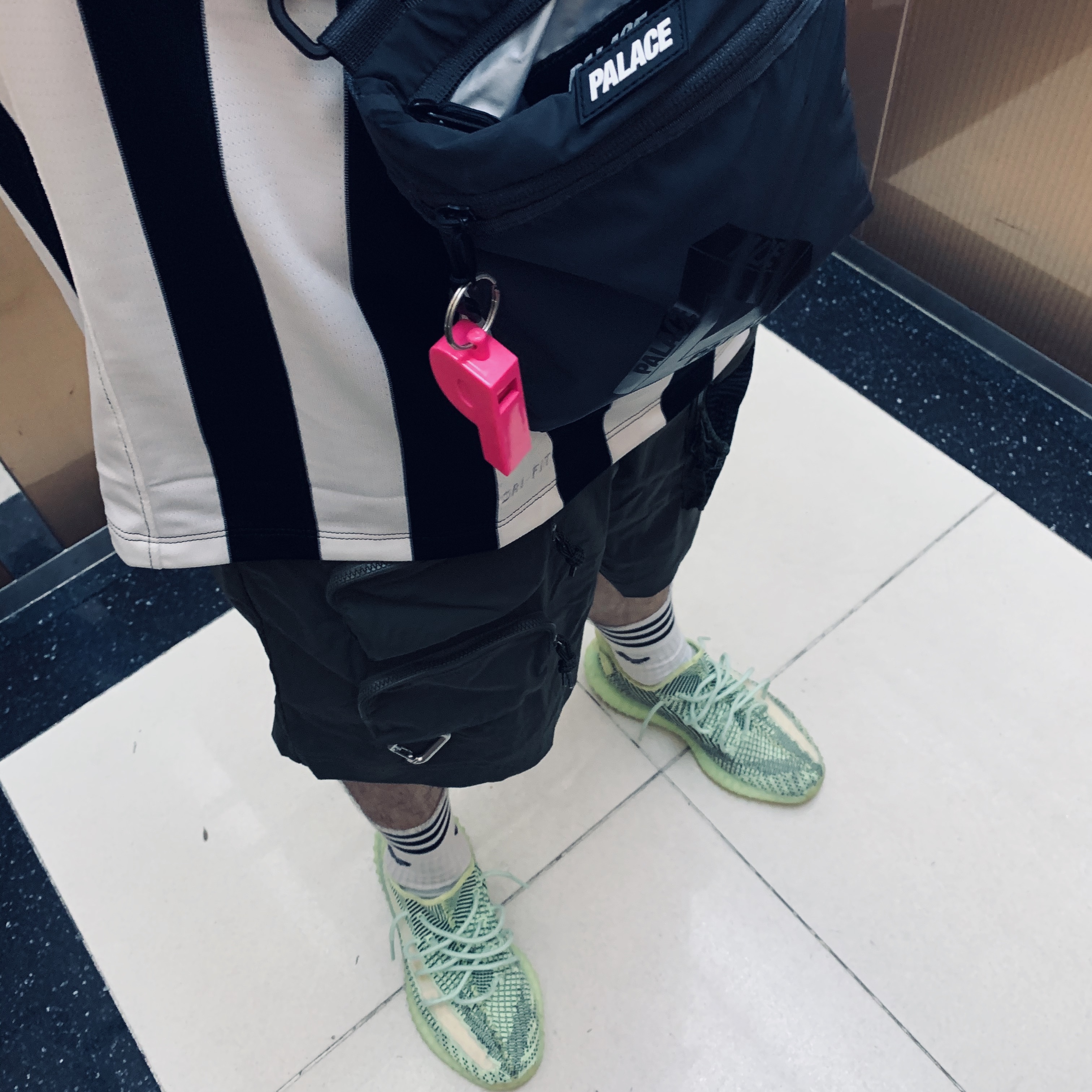 Adidas Yeezy Boost 350 V2 Yeezreel - Non-Reflective 착용 스타일