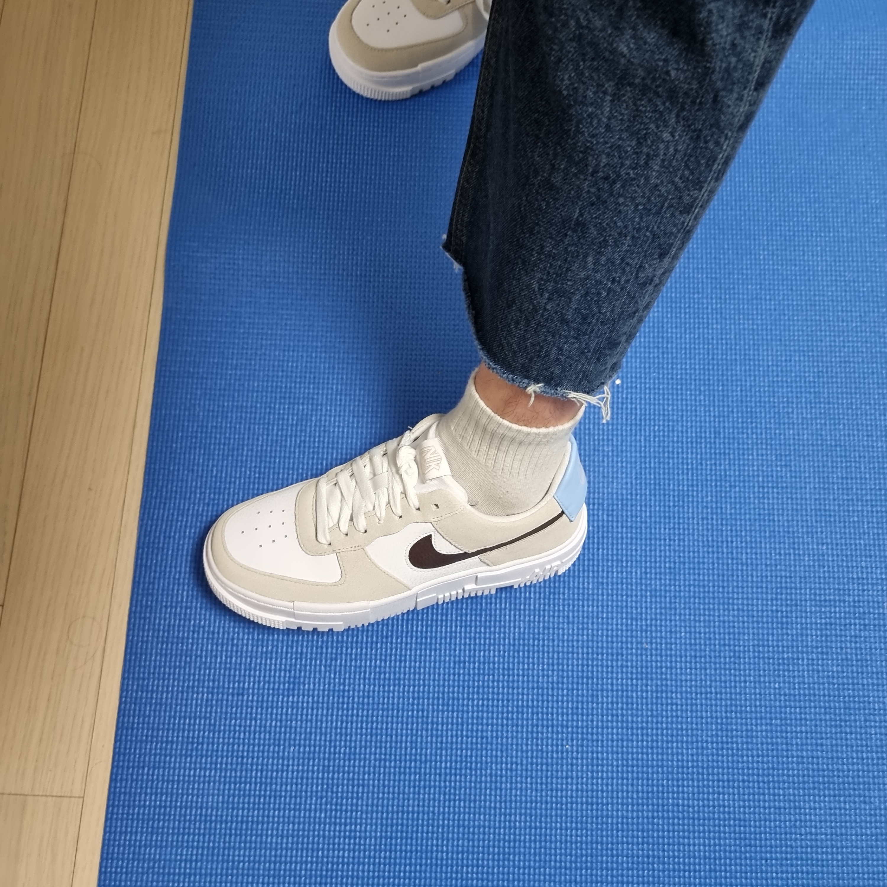 (W) Nike Air Force 1 Pixel Desert Sand 착용 스타일 - 2