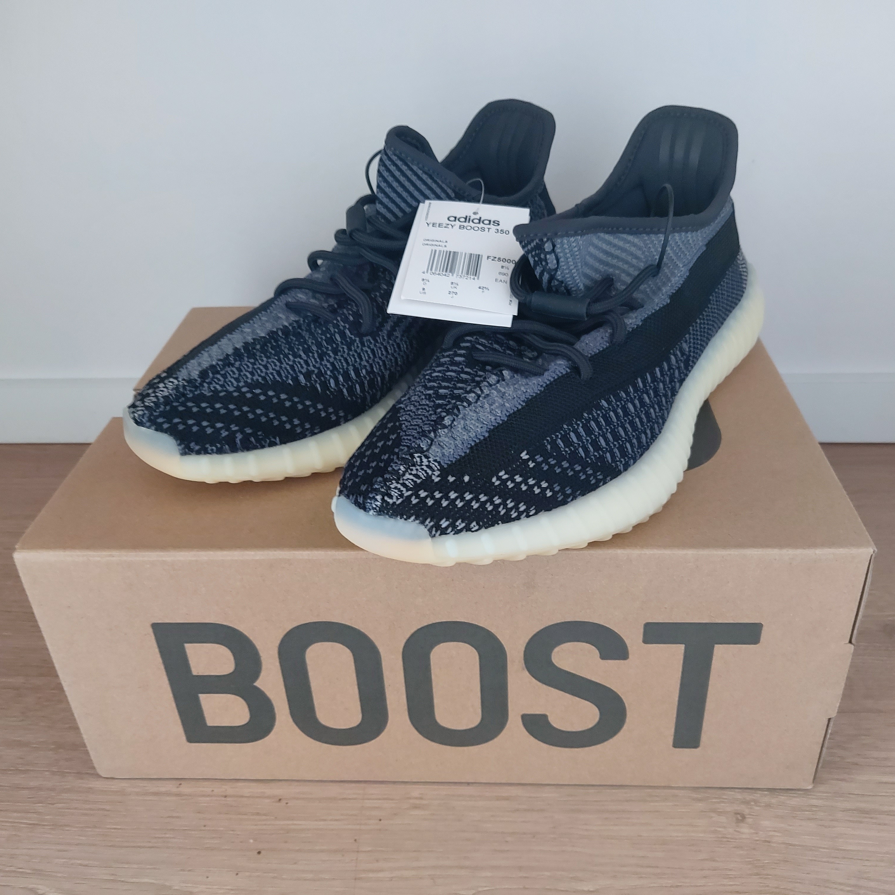 Adidas Yeezy Boost 350 V2 Carbon 착용 스타일