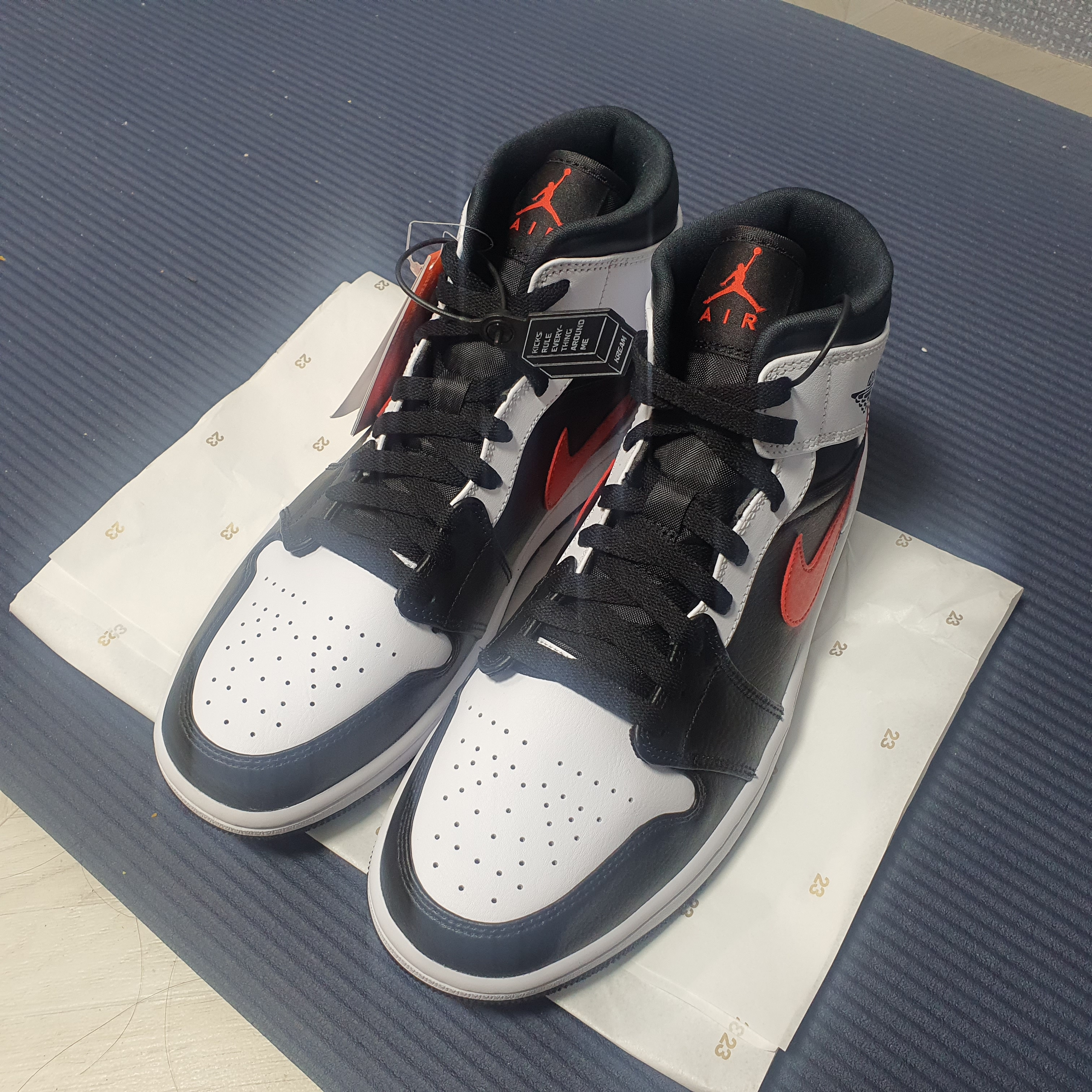 Jordan 1 Mid Black Chile Red 착용 스타일 - 5