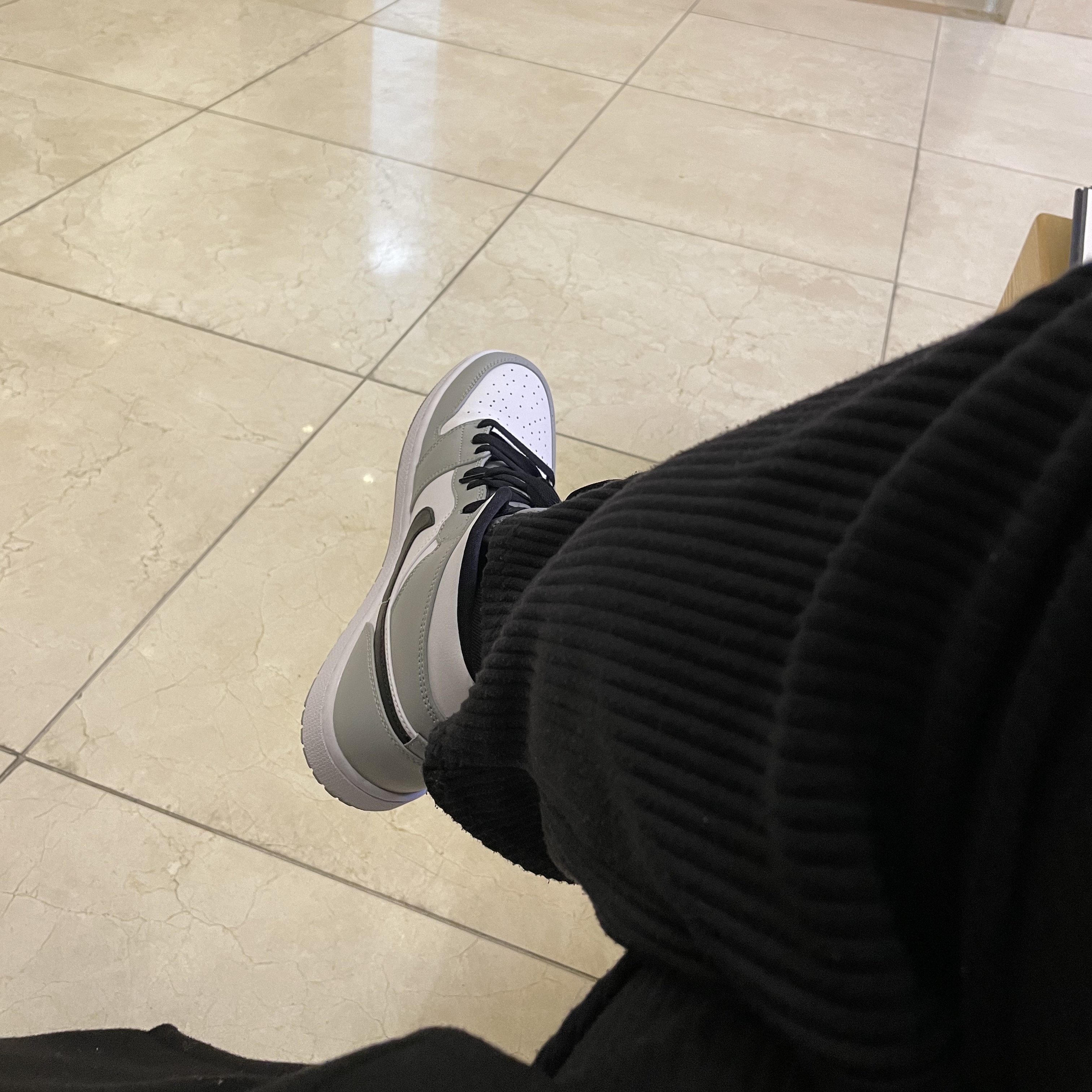 Jordan 1 Mid Light Smoke Grey 착용 스타일