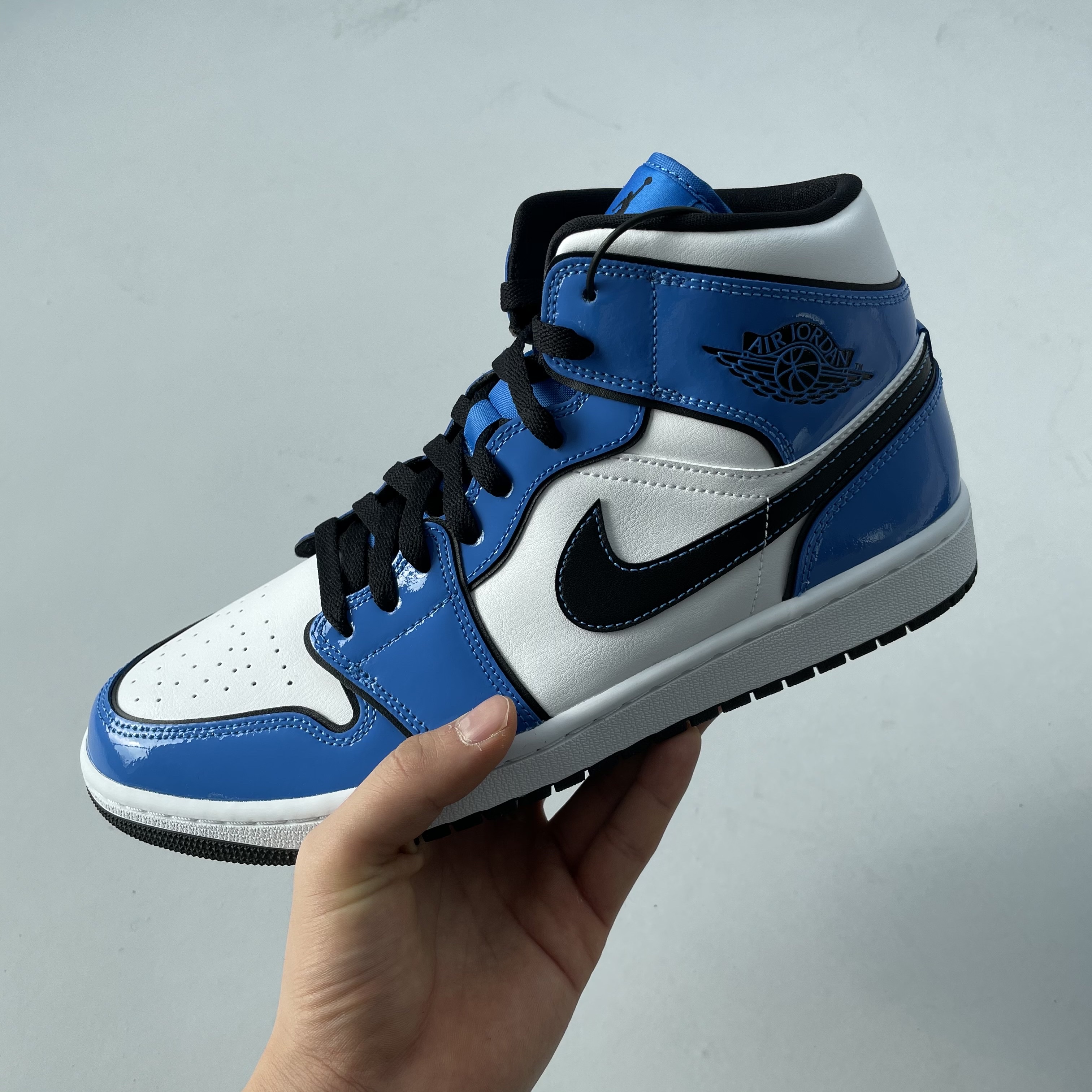 Jordan 1 Mid SE Signal Blue 착용 스타일 - 2
