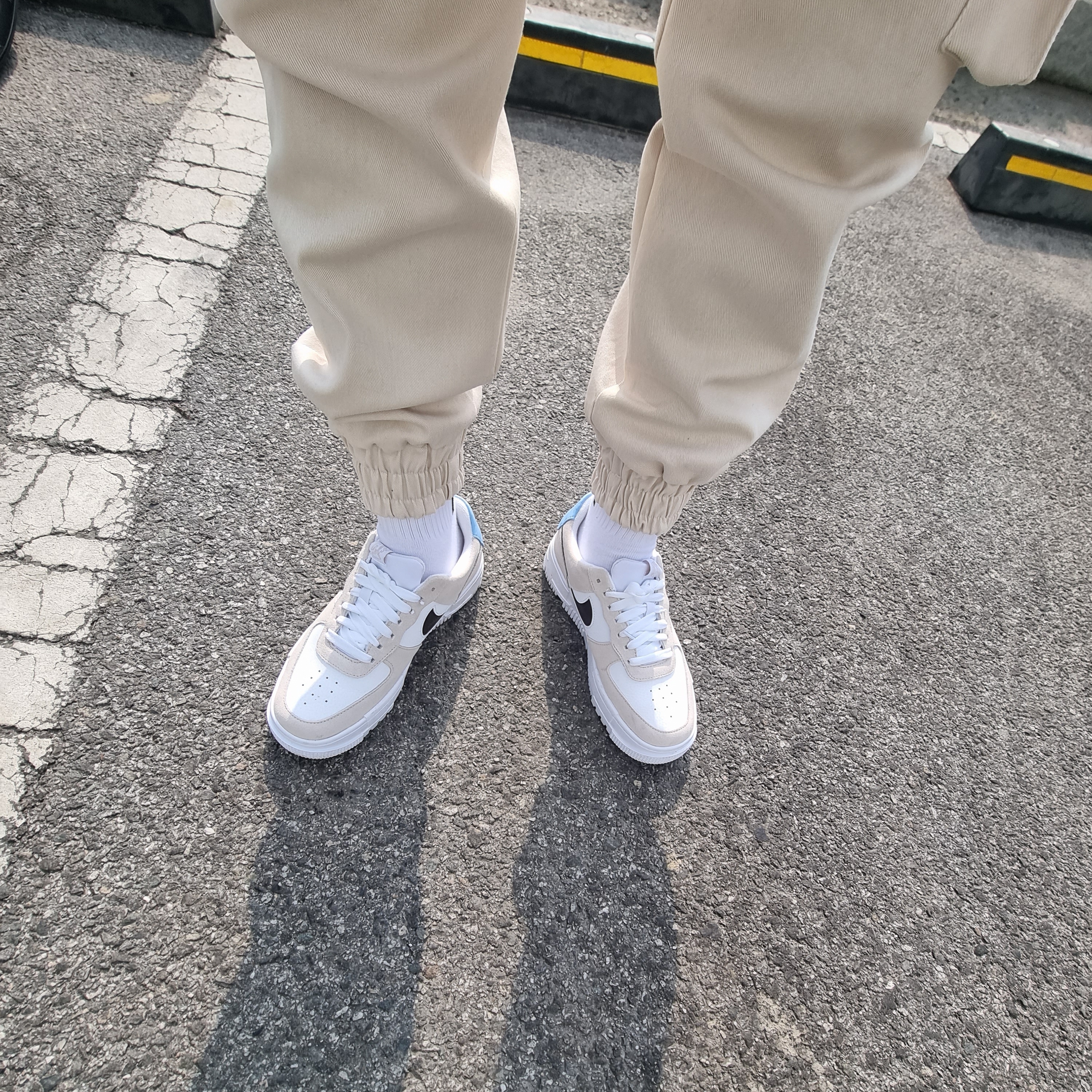 (W) Nike Air Force 1 Pixel Desert Sand 착용 스타일 - 1