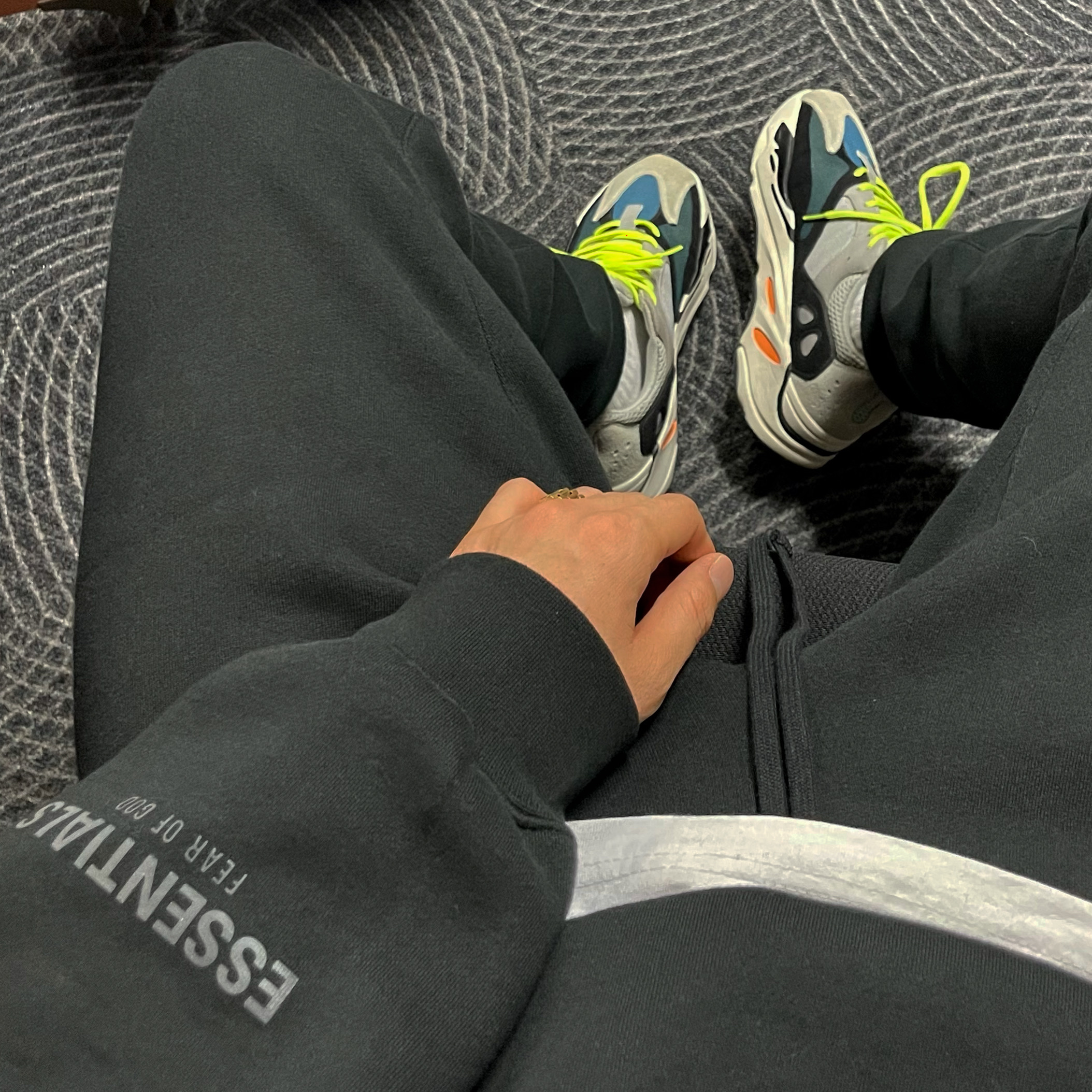 Adidas Yeezy Boost 700 Wave Runner Solid Grey 2017/2019, Essentials 3D Silicon Applique Pullover Hoodie Dark Slate/Black 2020 착용 스타일