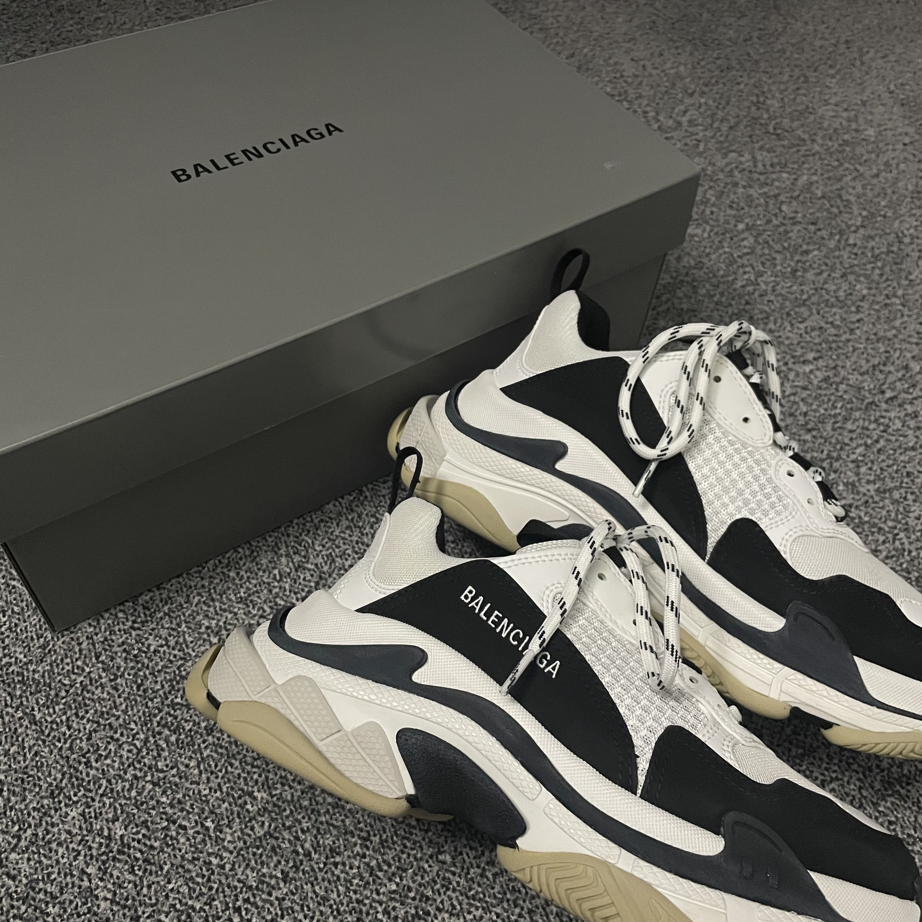 Balenciaga Triple S Trainer White Black 착용 스타일