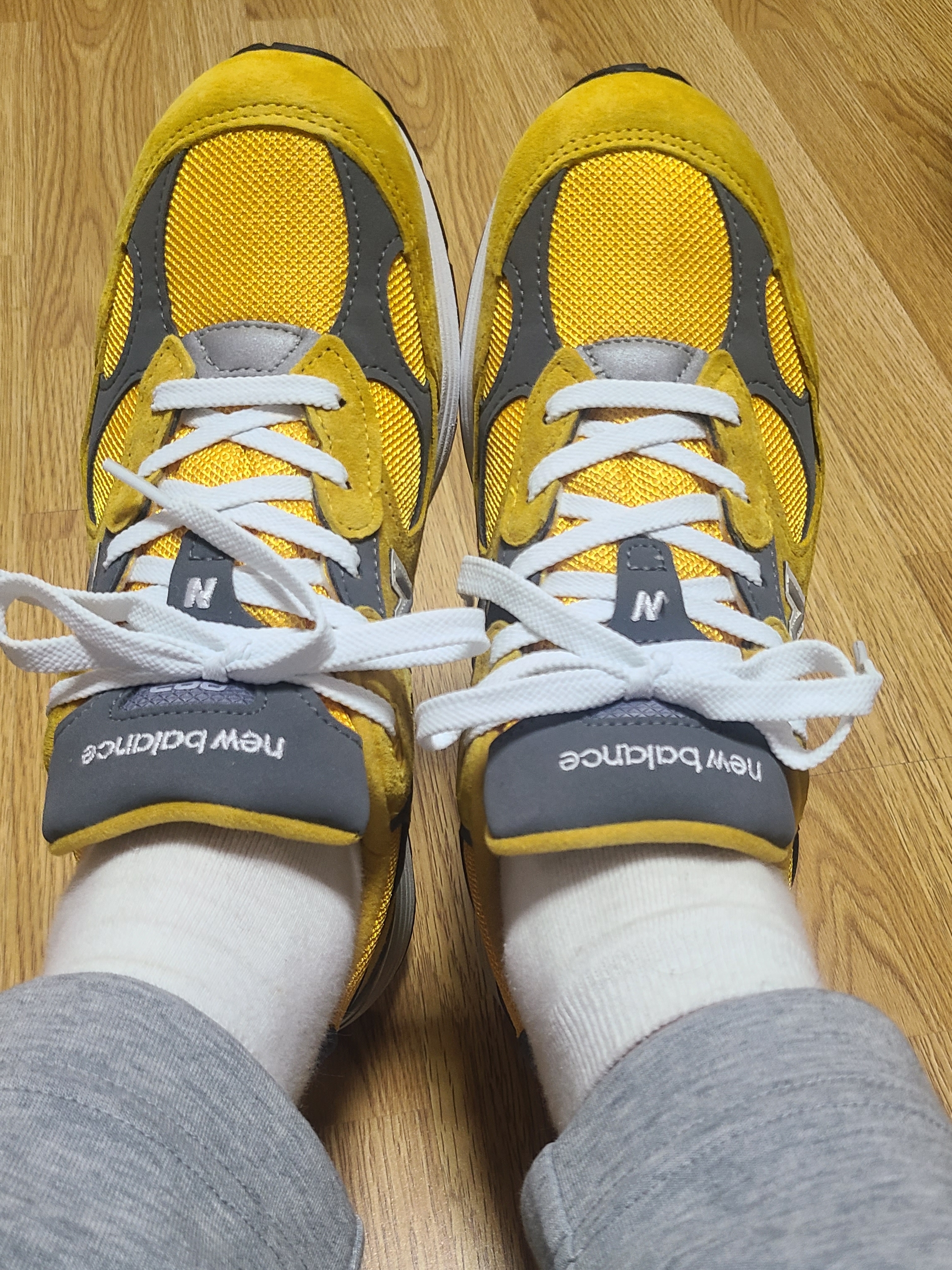 New Balance 992 Made in USA Gold Cream 착용 스타일 - 3