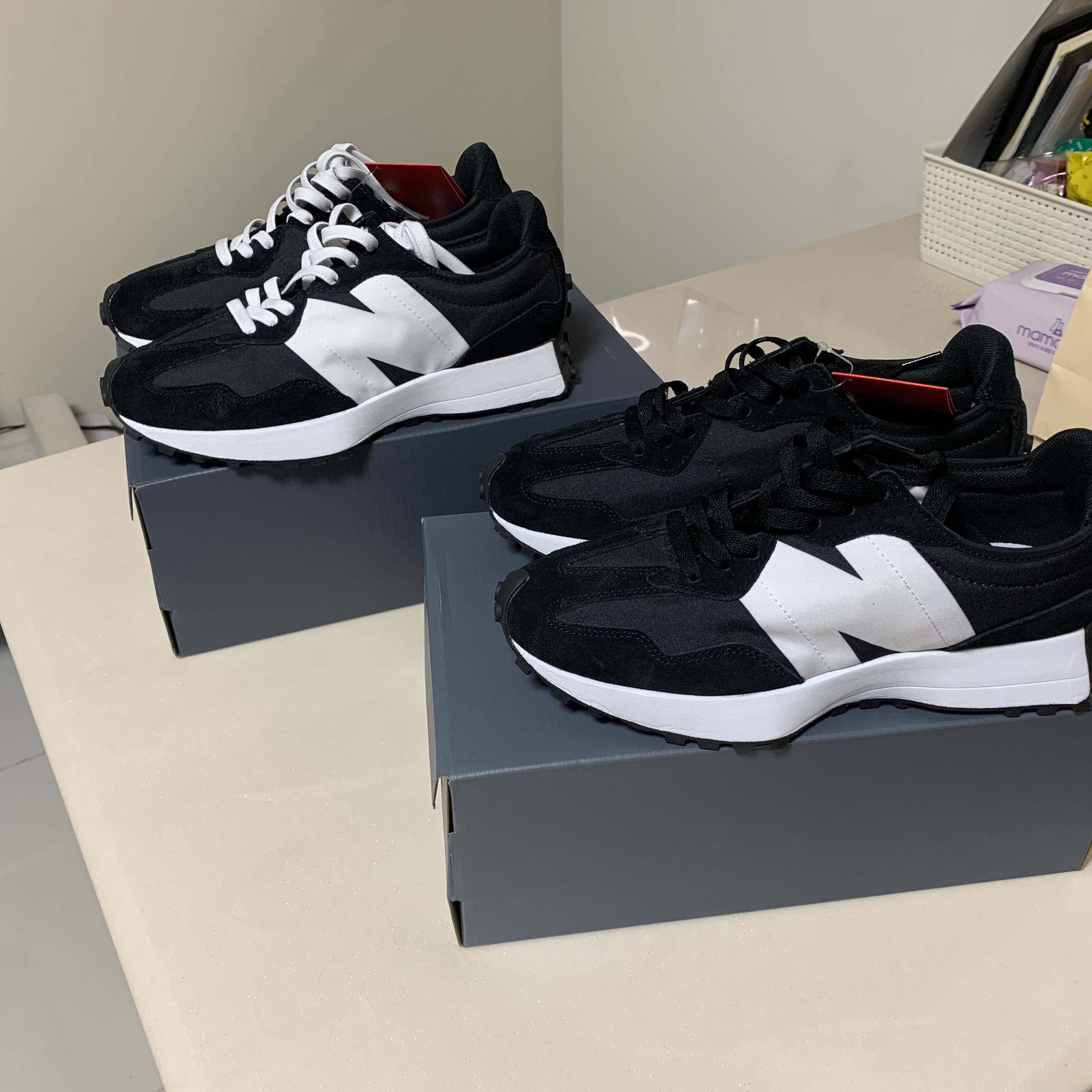 New Balance 327 Black 착용 스타일 - 4