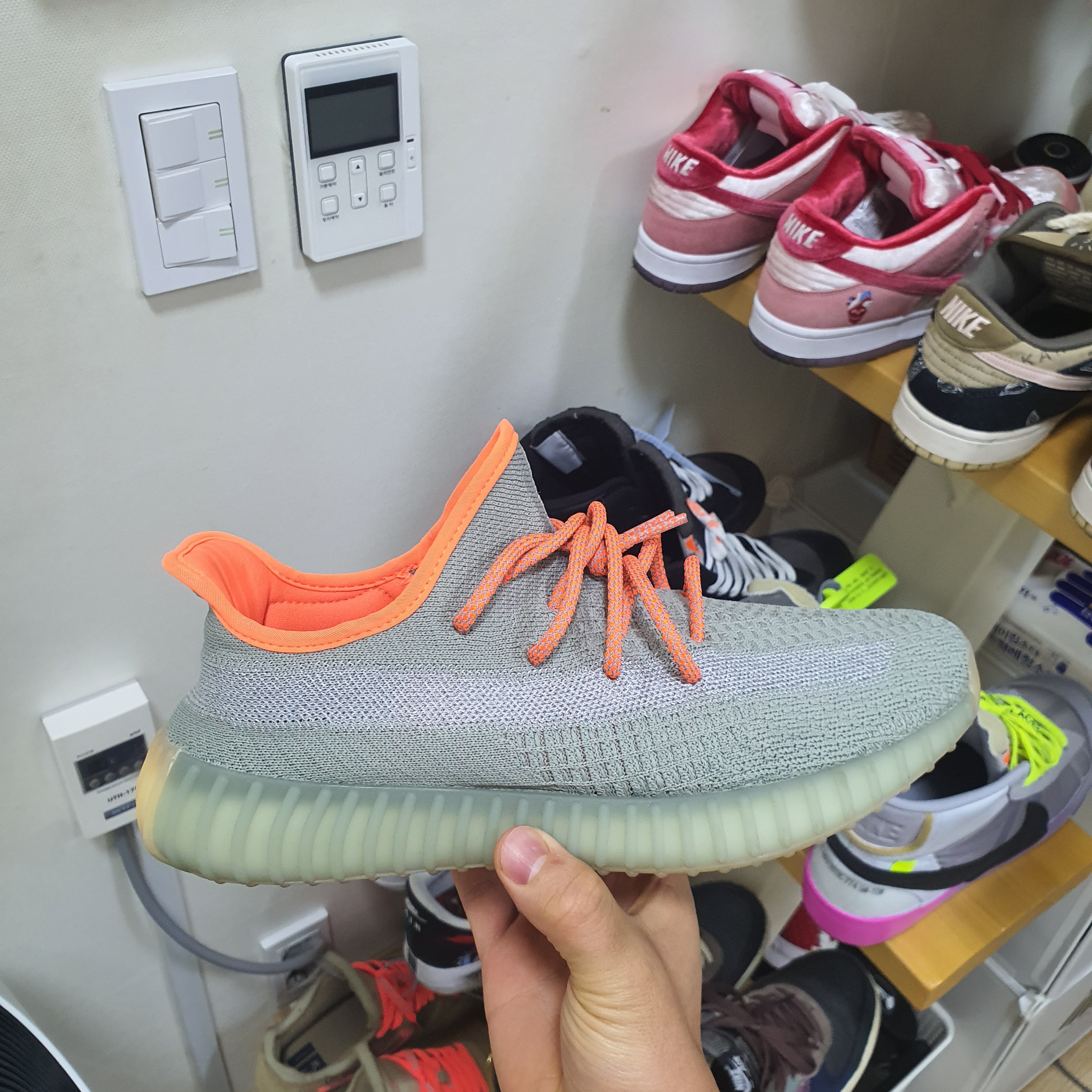Adidas Yeezy Boost 350 V2 Desert Sage 착용 스타일 - 1