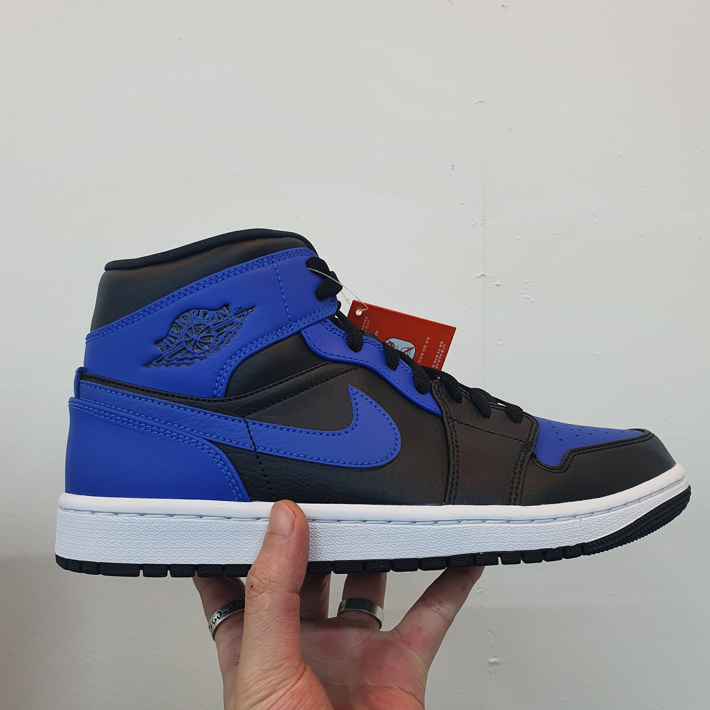 Jordan 1 Mid Black Hyper Royal 착용 스타일