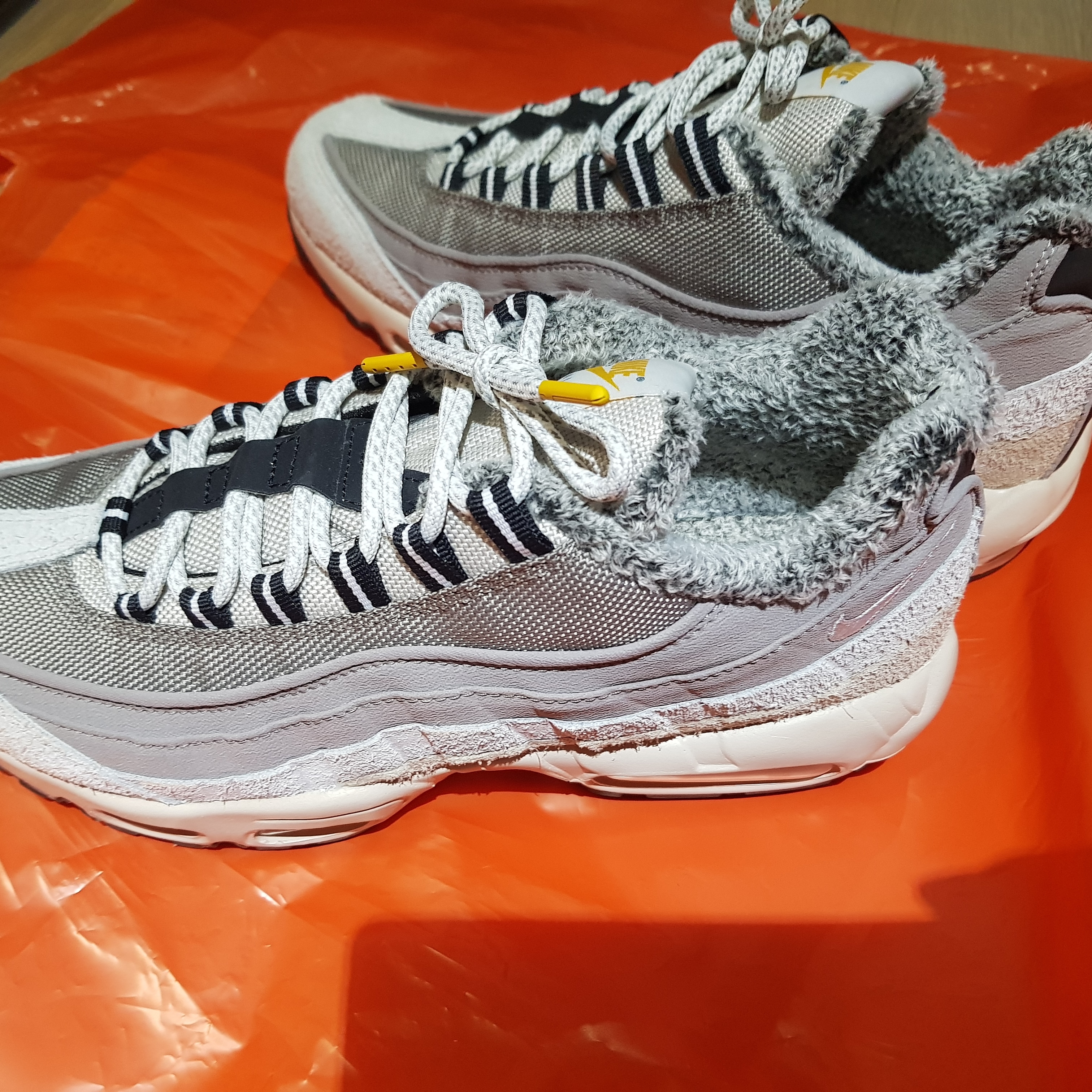 Nike Air Max 95 SE Enigma Stone 착용 스타일