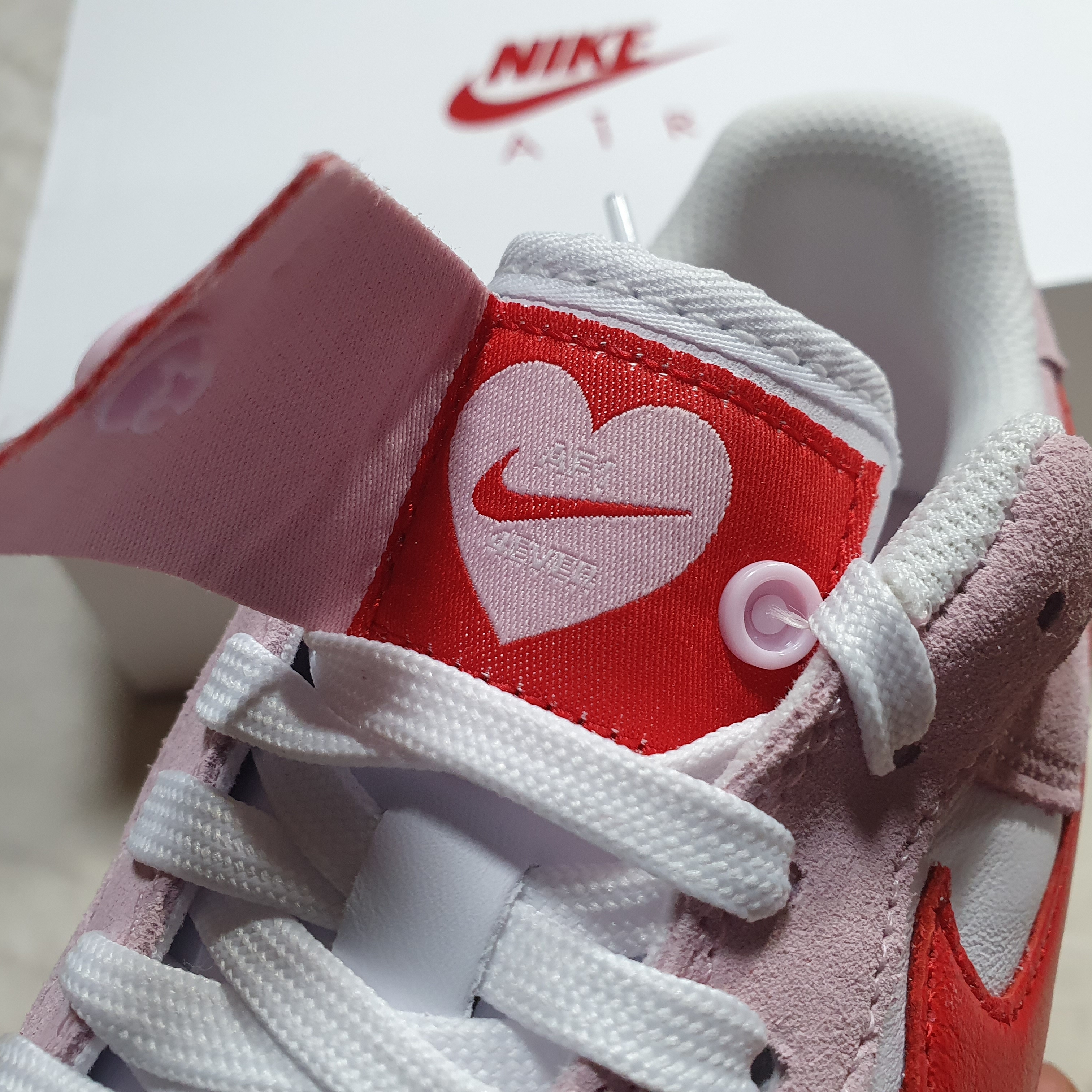 Nike Air Force 1 '07 QS Valentine's Day 착용 스타일 - 3