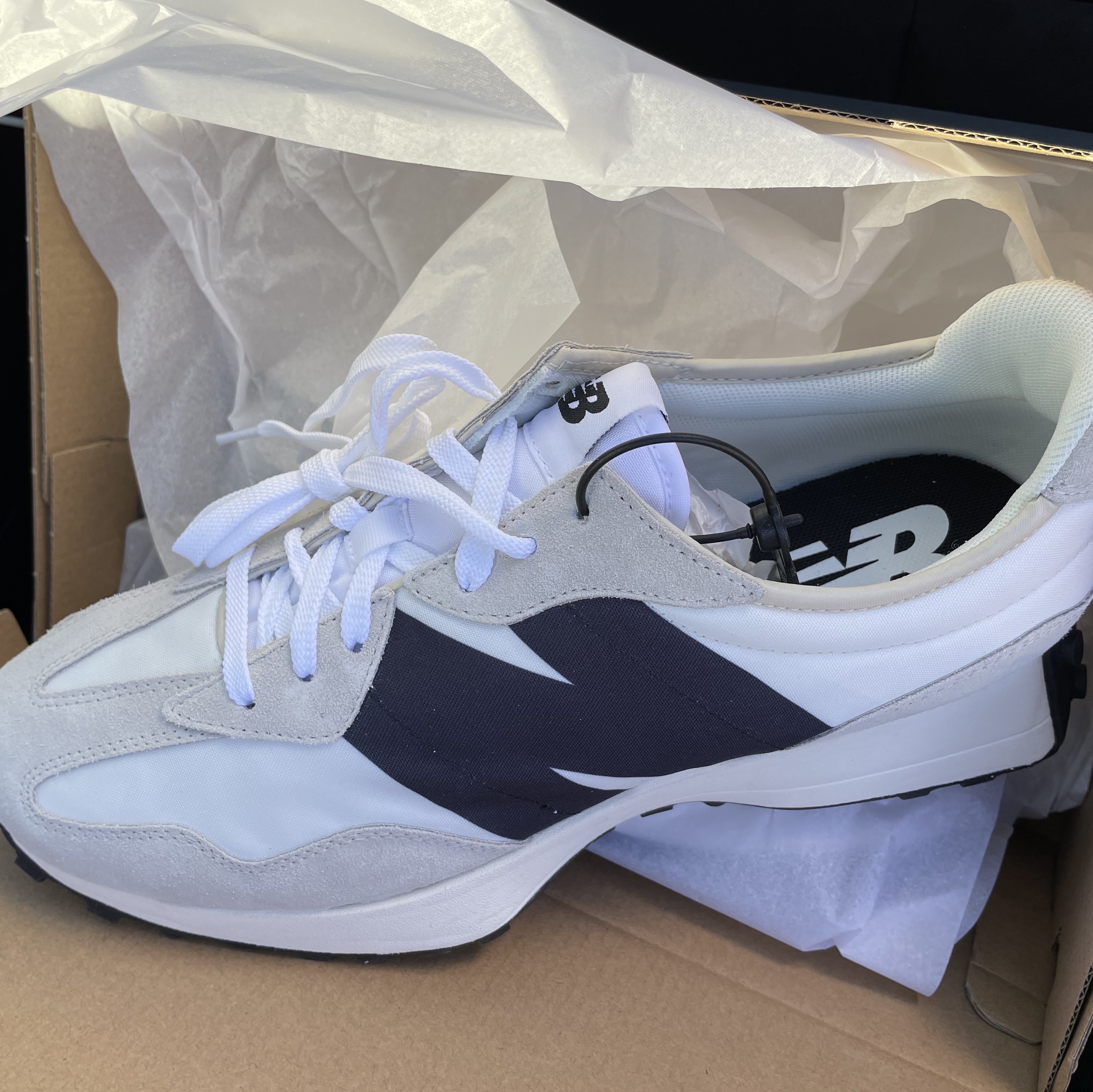 New Balance 327 White Black 착용 스타일