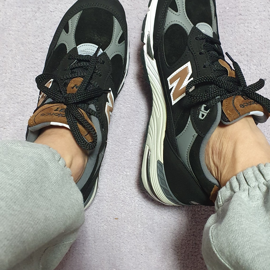 New Balance 991 Made in UK Black Brown 착용 스타일 - 1