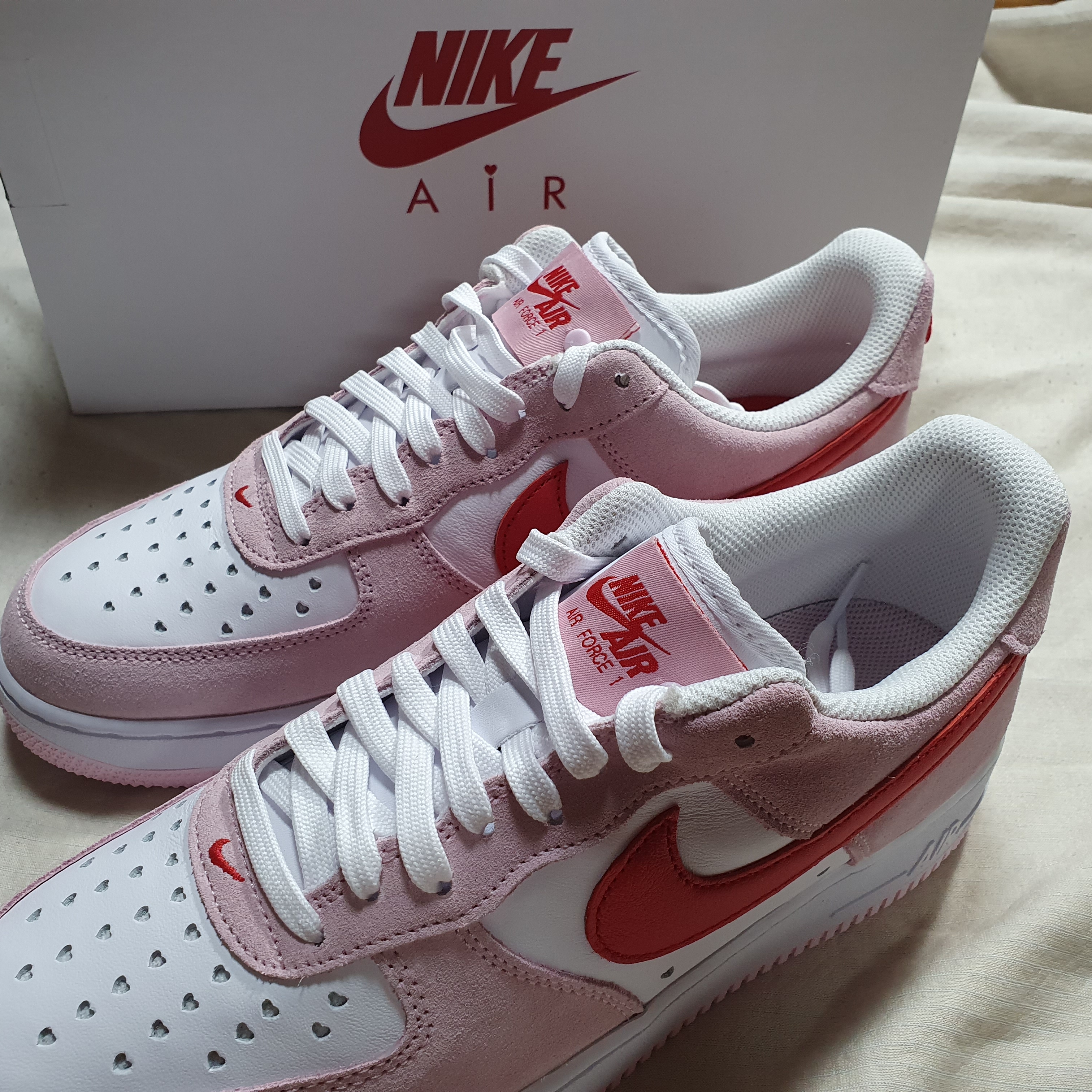 Nike Air Force 1 '07 QS Valentine's Day 착용 스타일 - 1