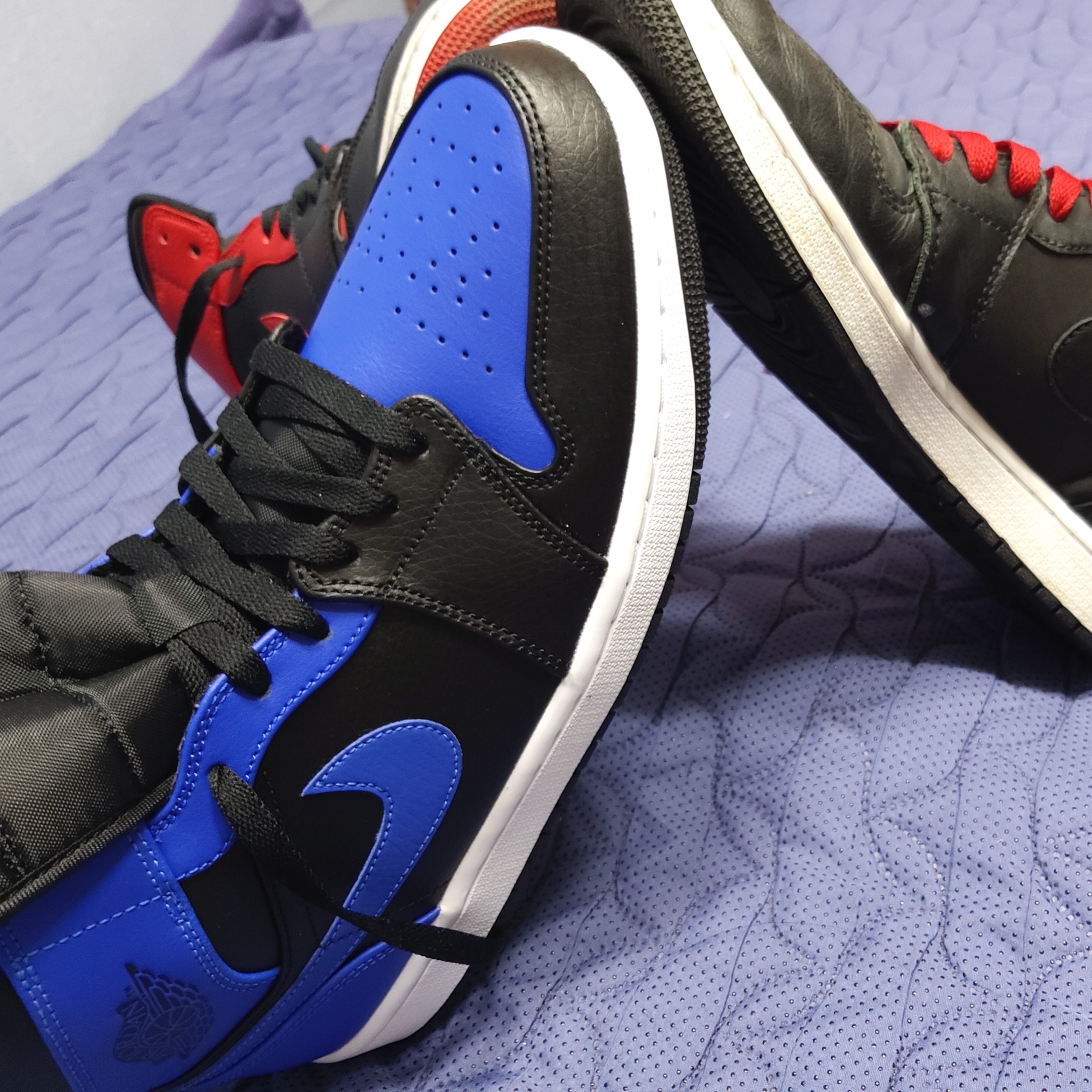 Jordan 1 Mid Black Hyper Royal, Jordan 1 Retro High OG Black Gym Red Black 착용 스타일 - 2