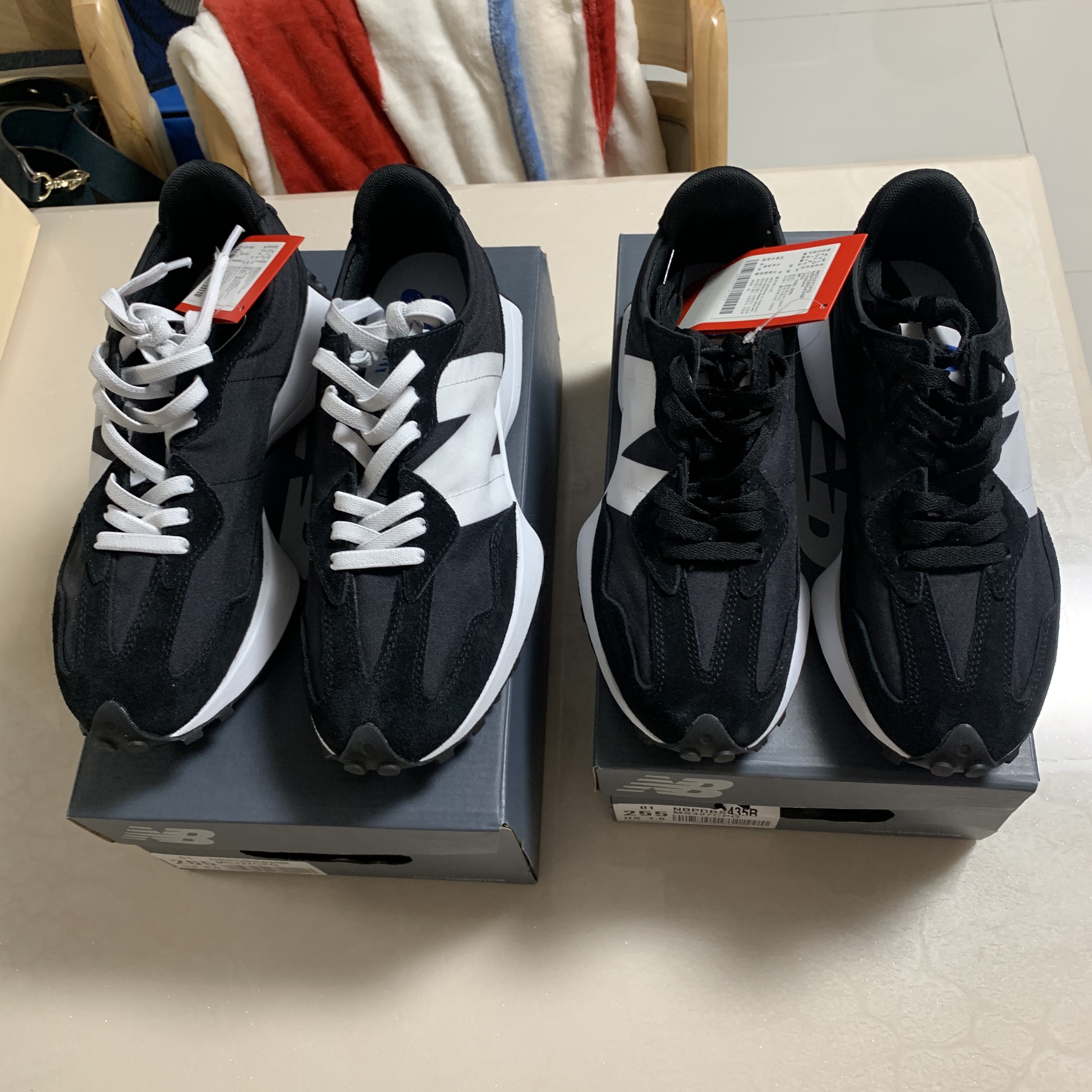 New Balance 327 Black 착용 스타일 - 5