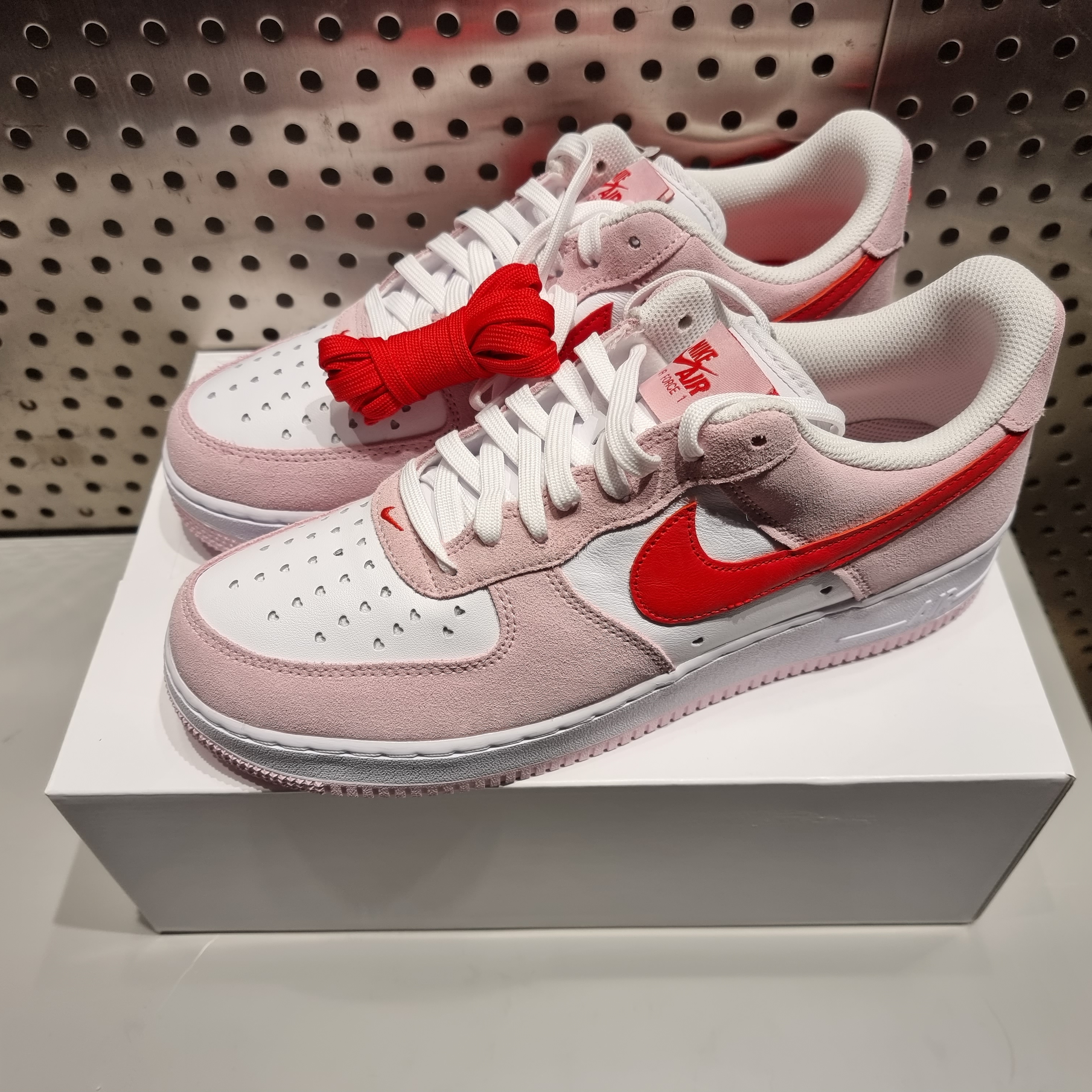Nike Air Force 1 '07 QS Valentine's Day 착용 스타일