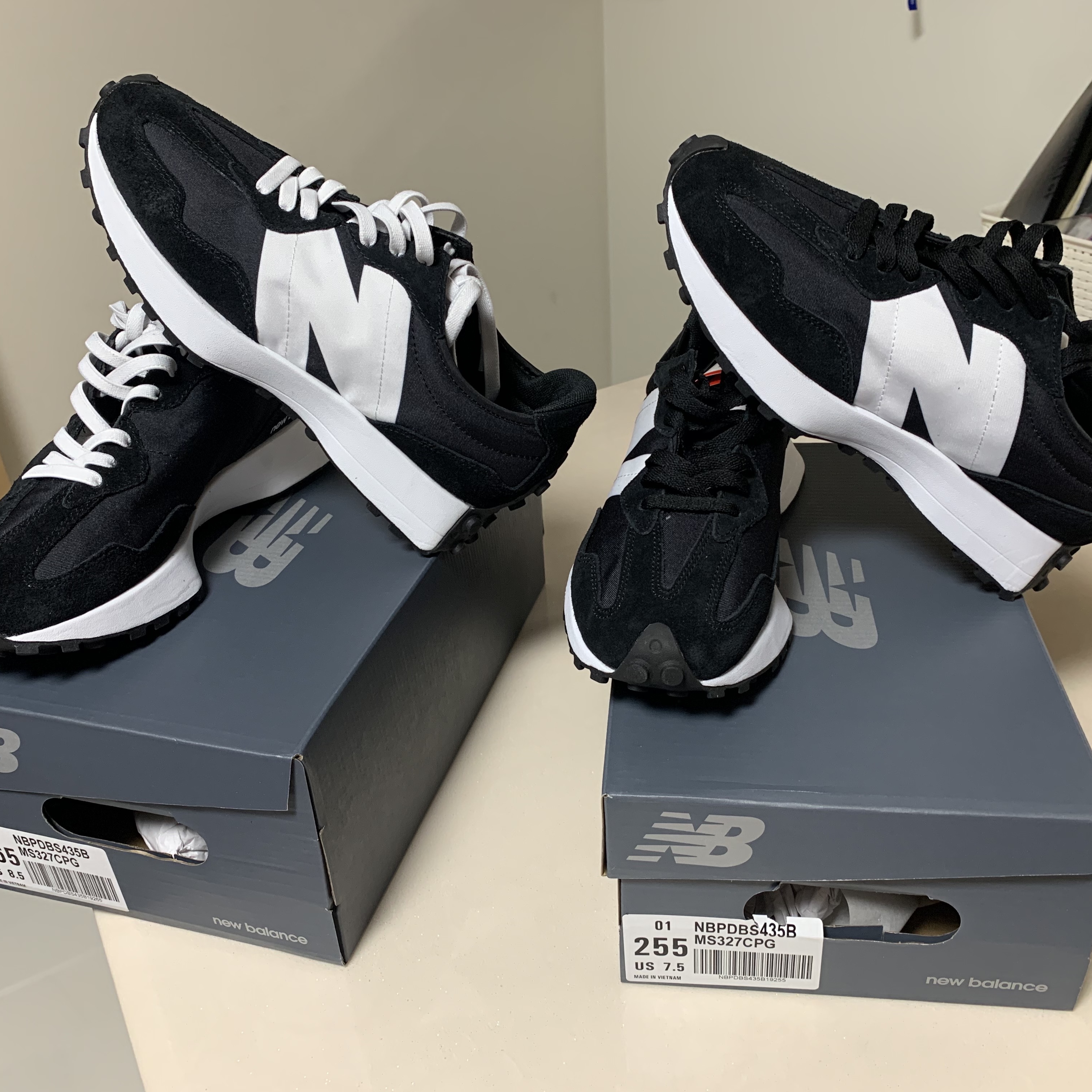 New Balance 327 Black 착용 스타일 - 1