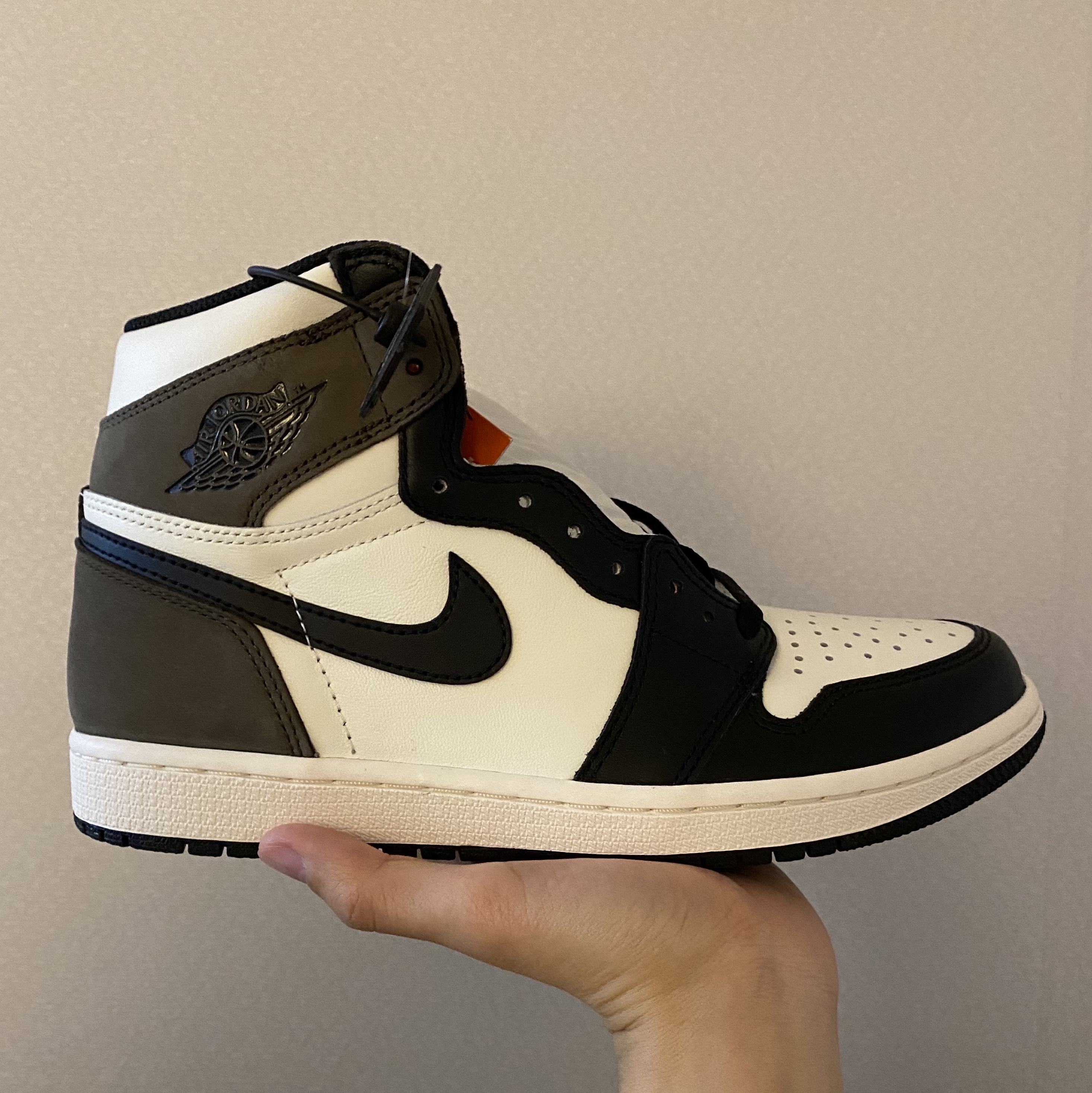 Jordan 1 Retro High OG Black Mocha 착용 스타일