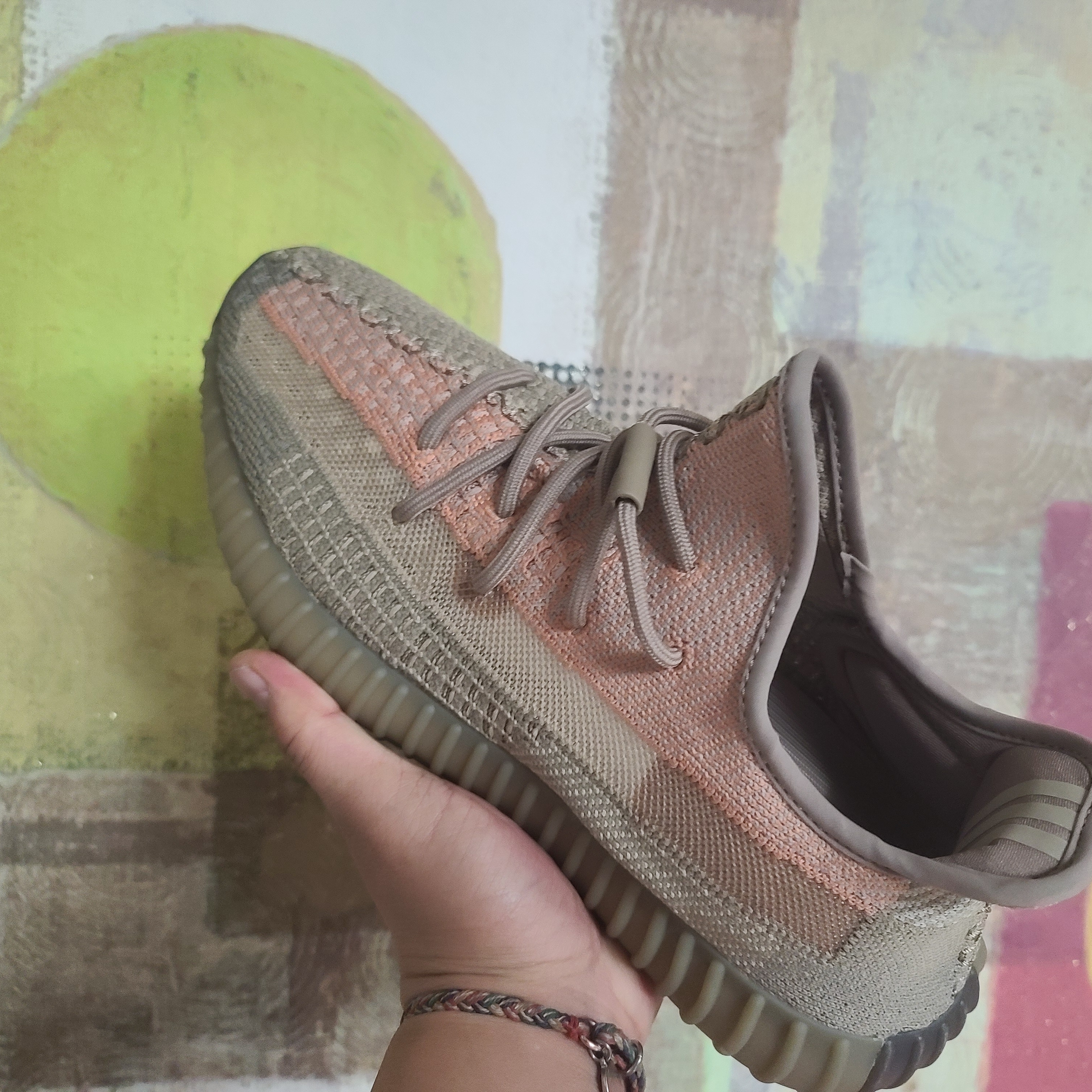 Adidas Yeezy Boost 350 V2 Sand Taupe 착용 스타일 - 3