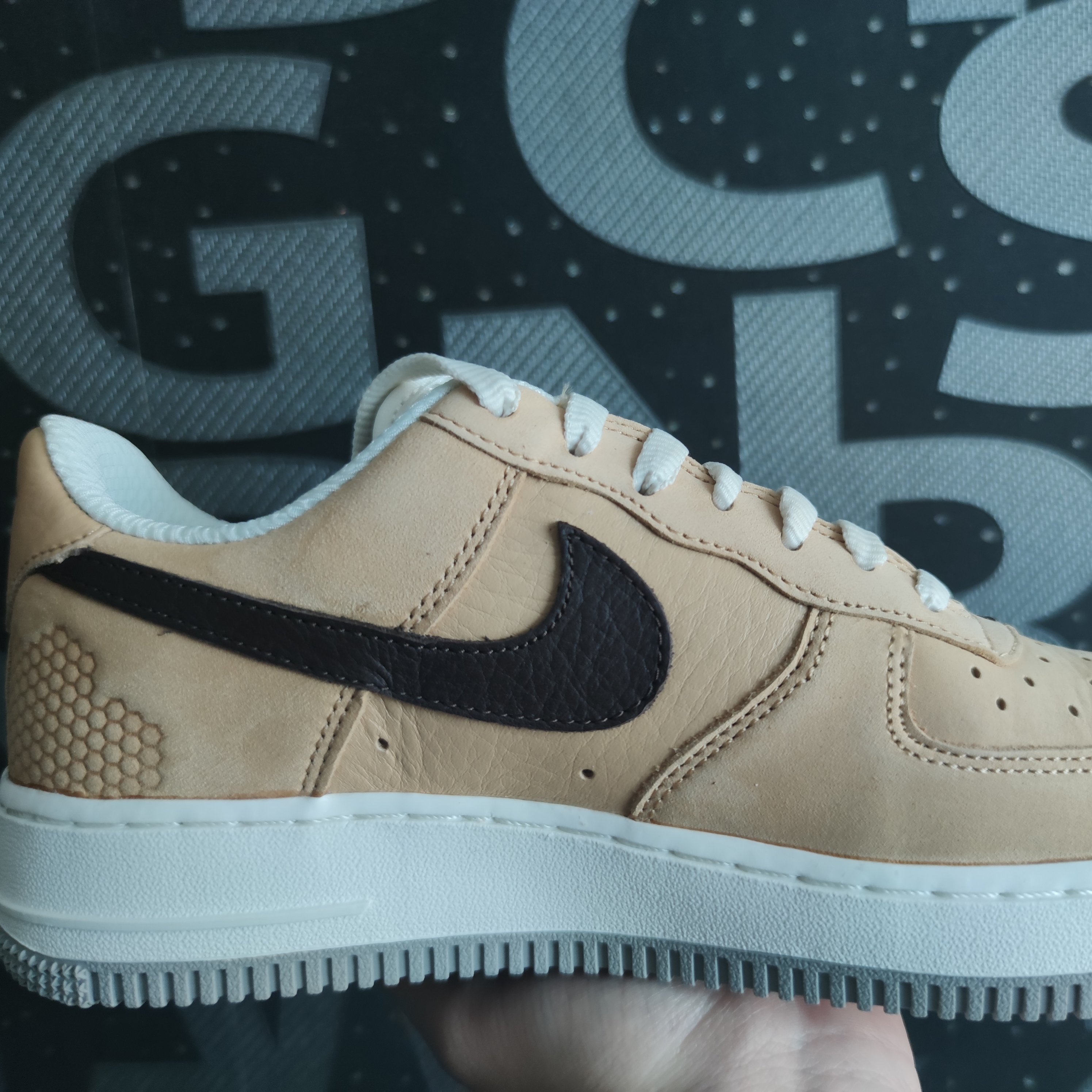 Nike Air Force 1 Low Premium Manchester Bee 착용 스타일 - 2