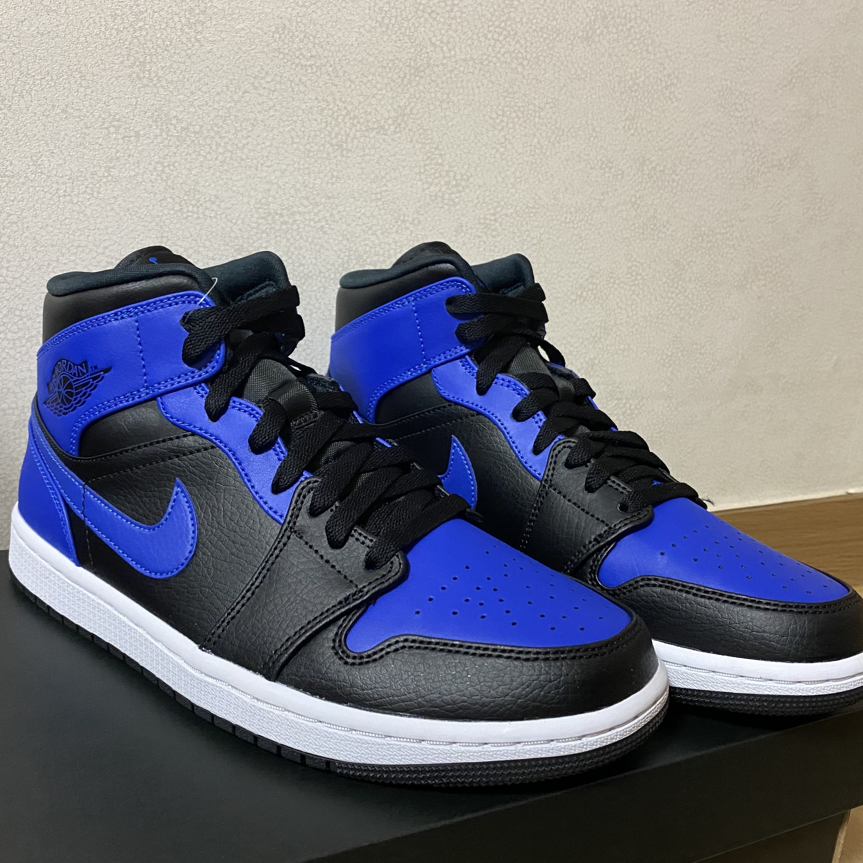 Jordan 1 Mid Black Hyper Royal 착용 스타일