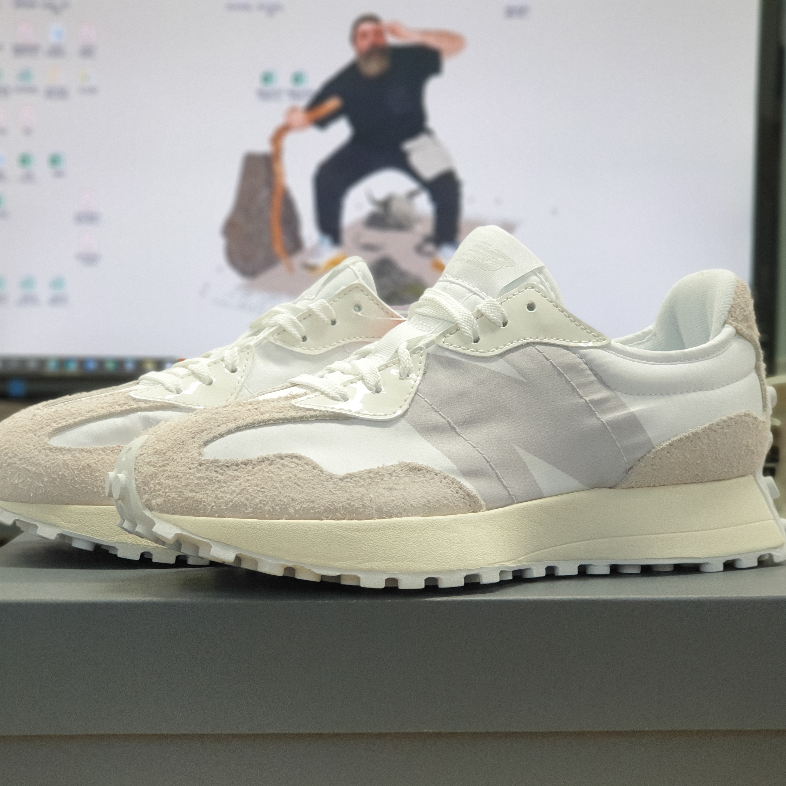 (W) New Balance 327 White Moonbeam 착용 스타일