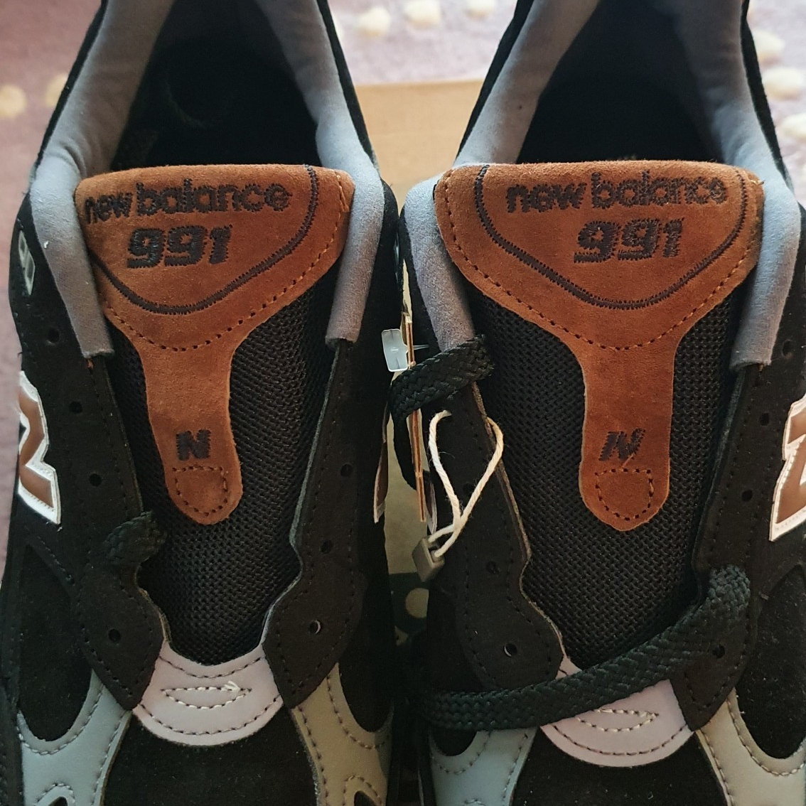 New Balance 991 Made in UK Black Brown 착용 스타일 - 4