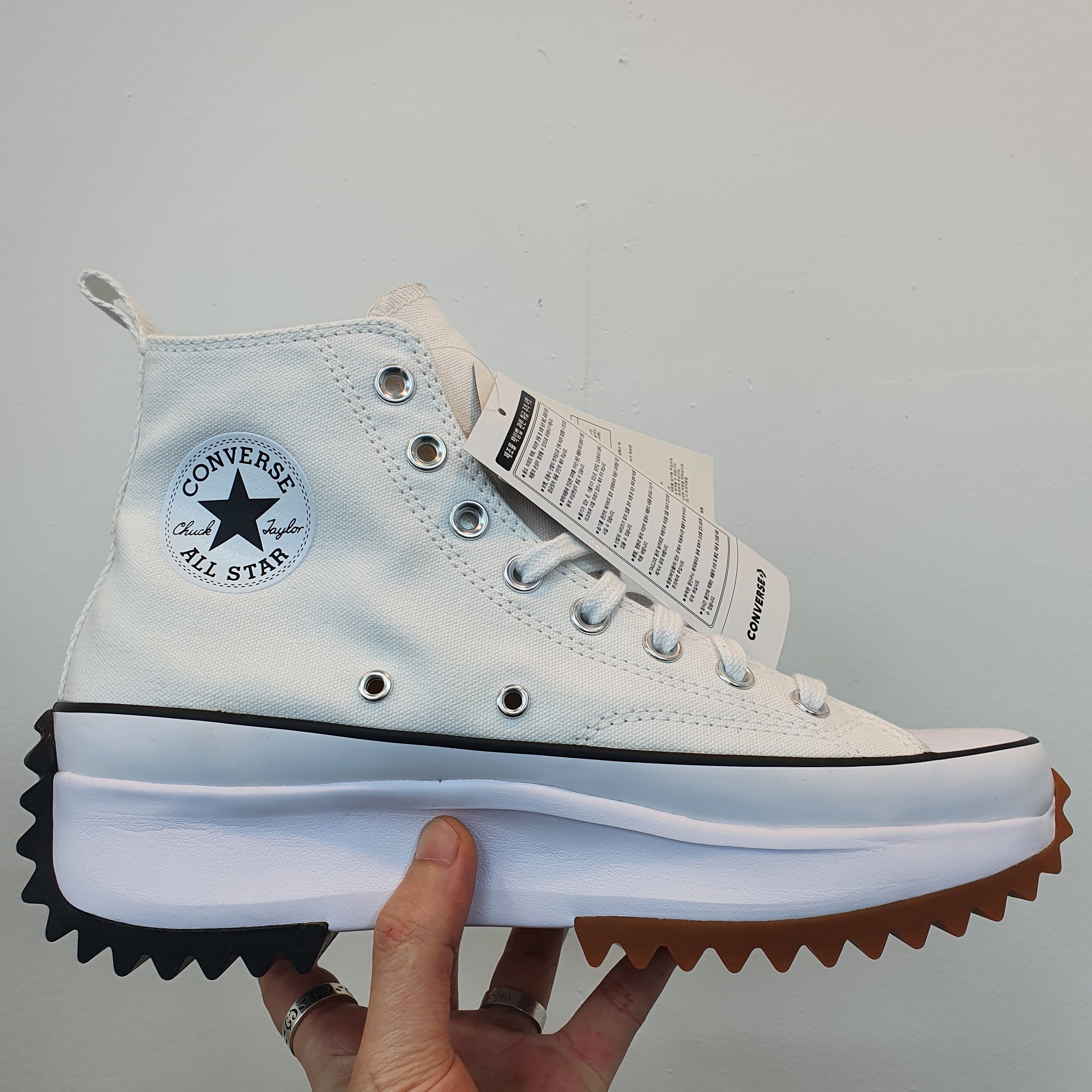 Converse Run Star Hike Hi White Black Gum 착용 스타일