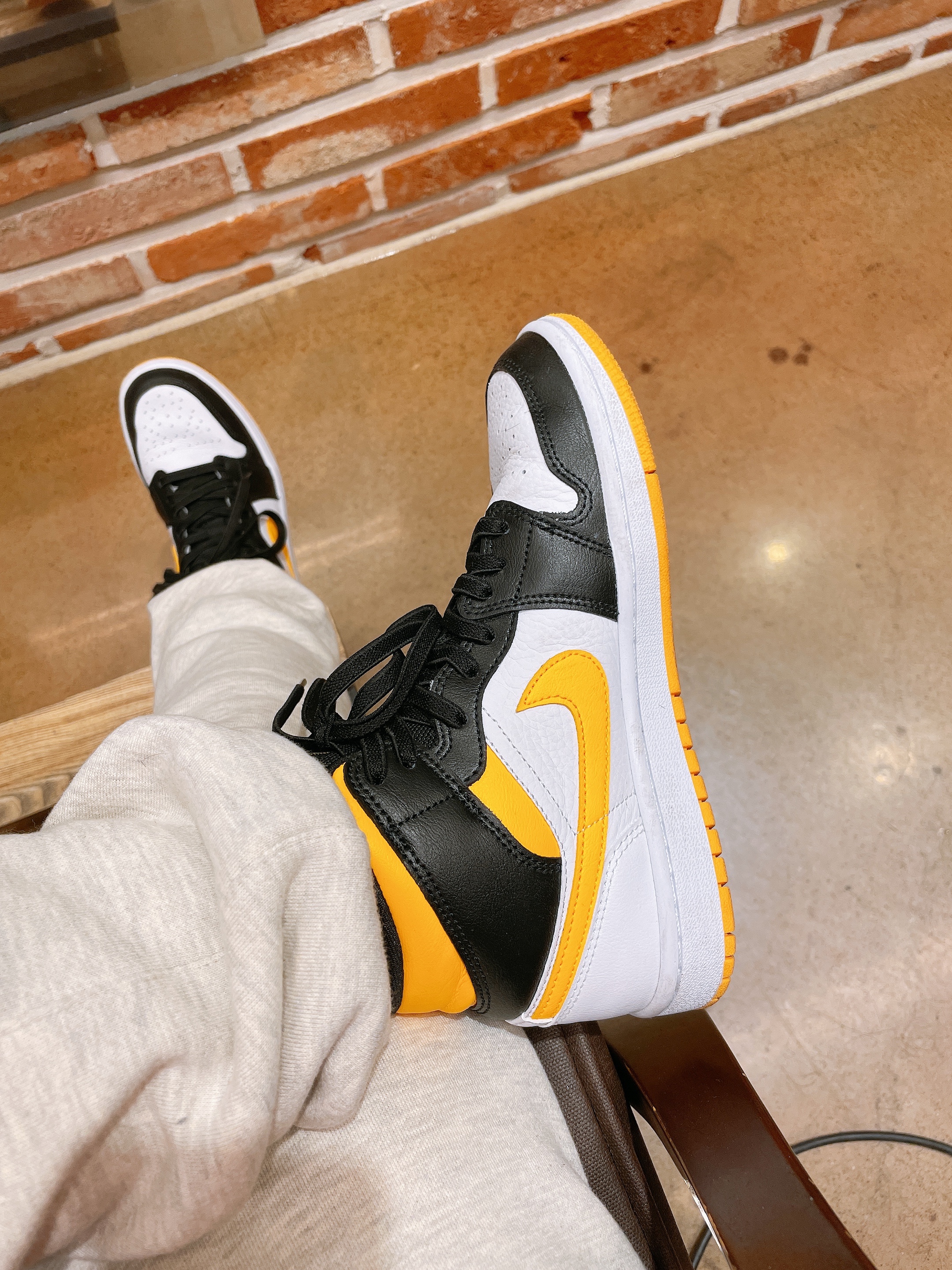 (W) Jordan 1 Mid SE Laser Orange, Essentials Sweatpants Oatmeal/Oatmeal Heather/Light Heather Oatmeal 2020 착용 스타일 - 2