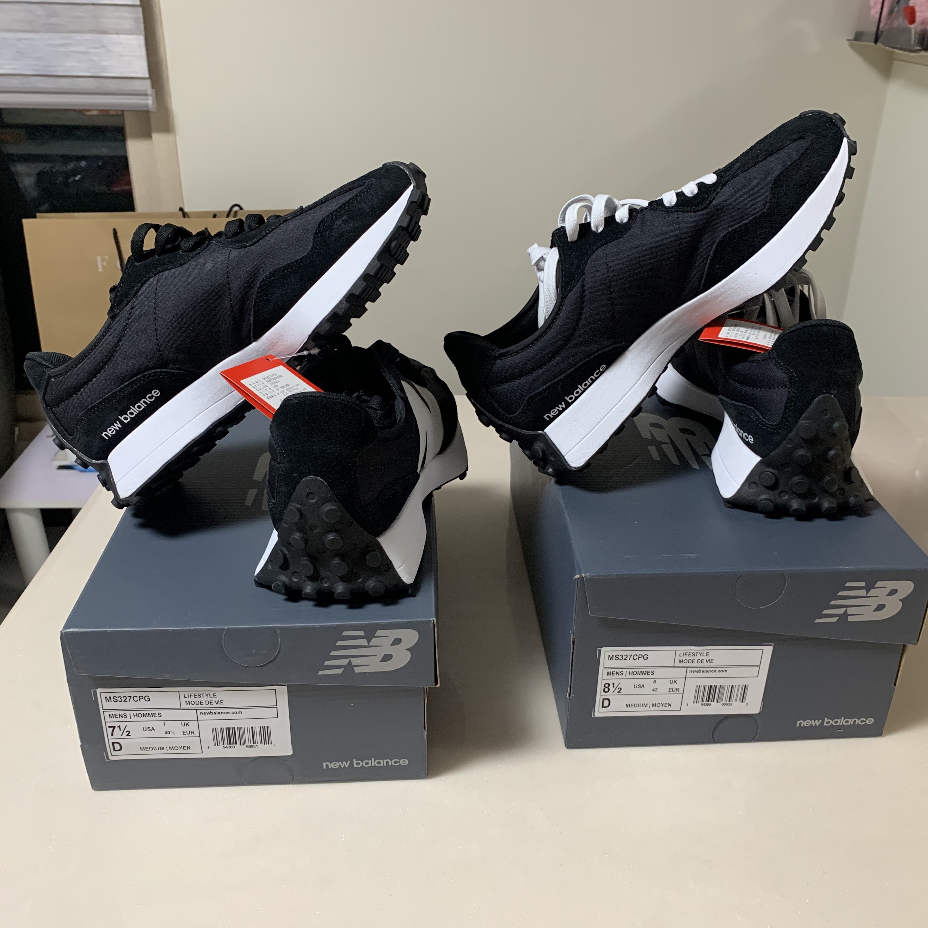 New Balance 327 Black 착용 스타일 - 2