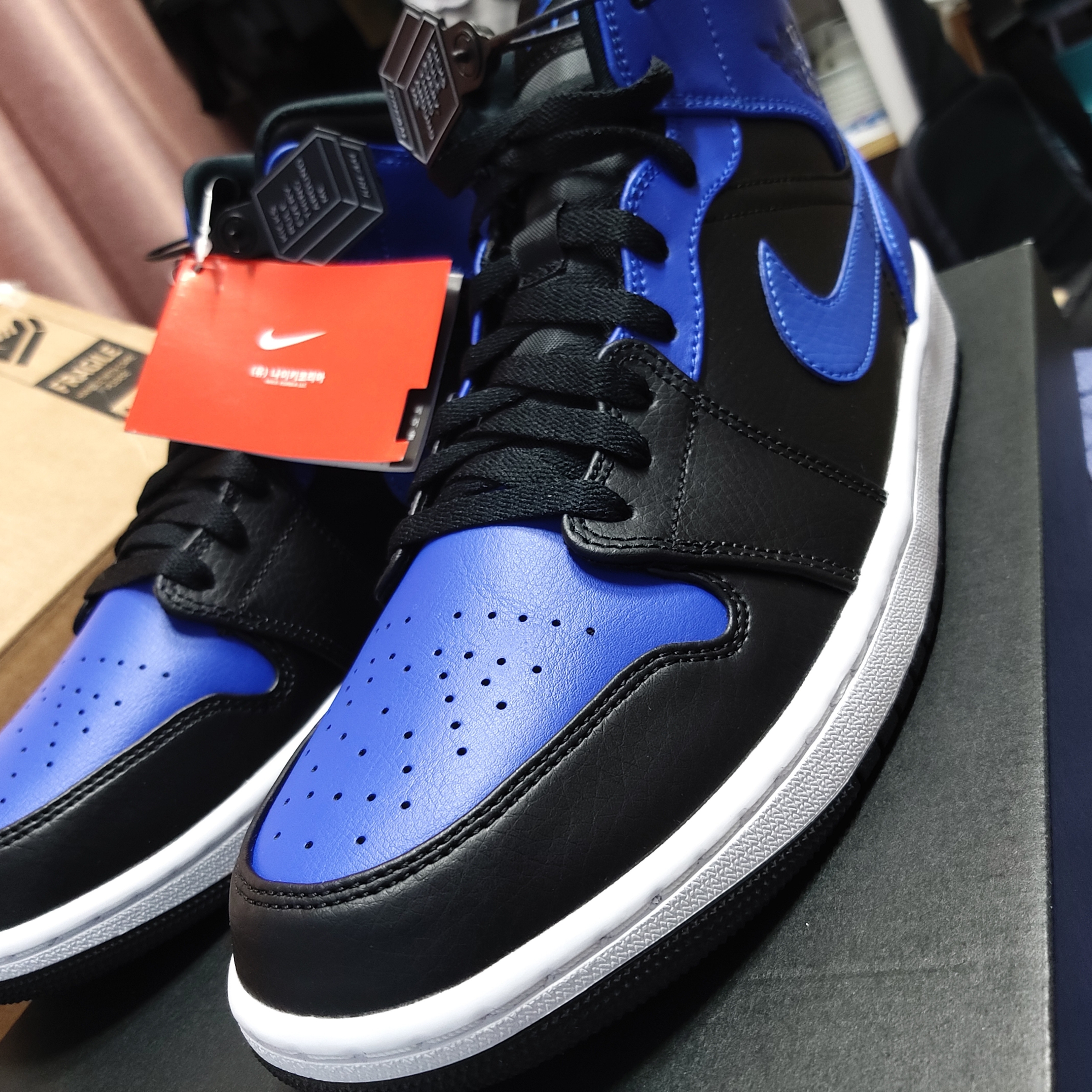 Jordan 1 Mid Black Hyper Royal, Jordan 1 Retro High OG Black Gym Red Black 착용 스타일 - 1