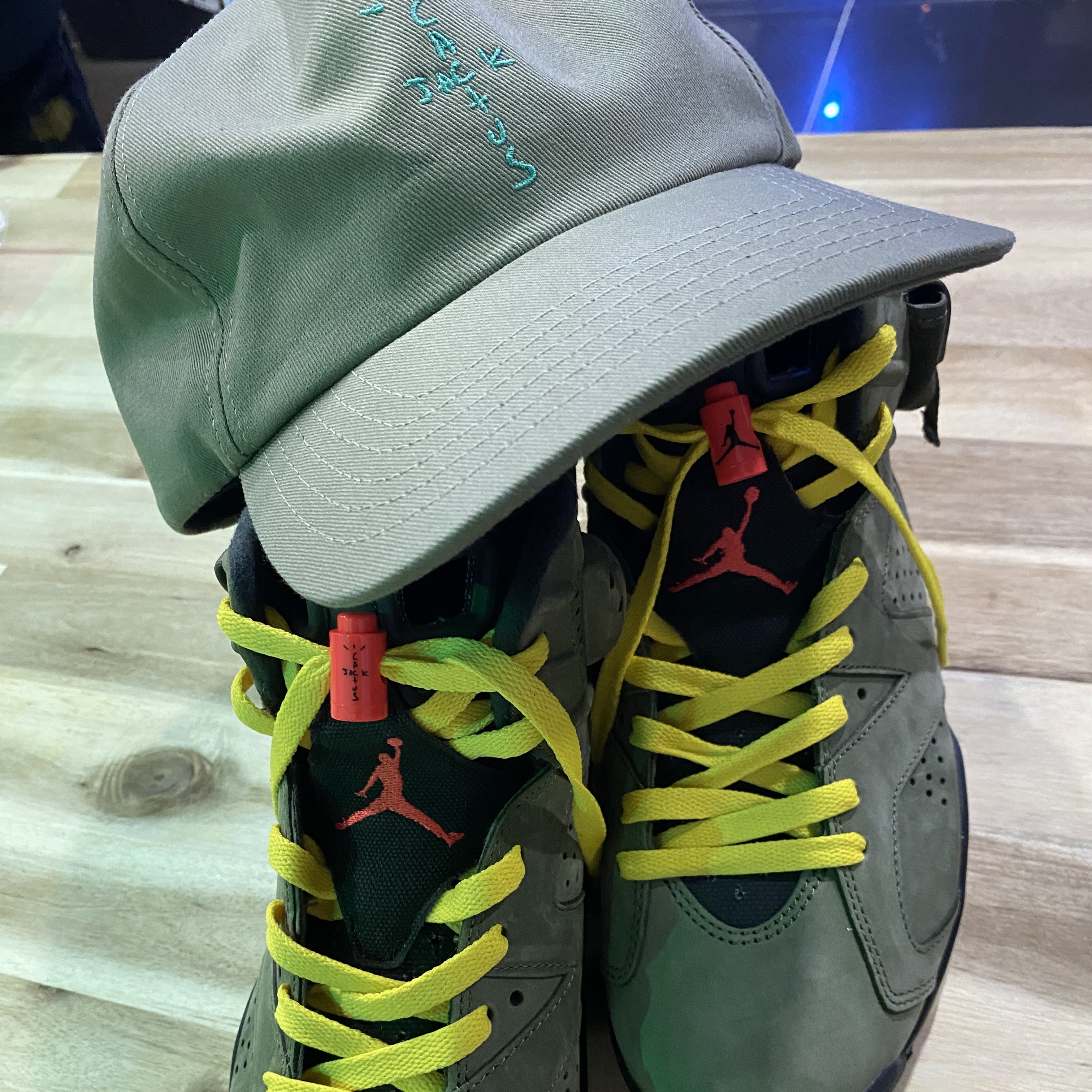 Jordan 6 x Travis Scott Retro Olive 착용 스타일