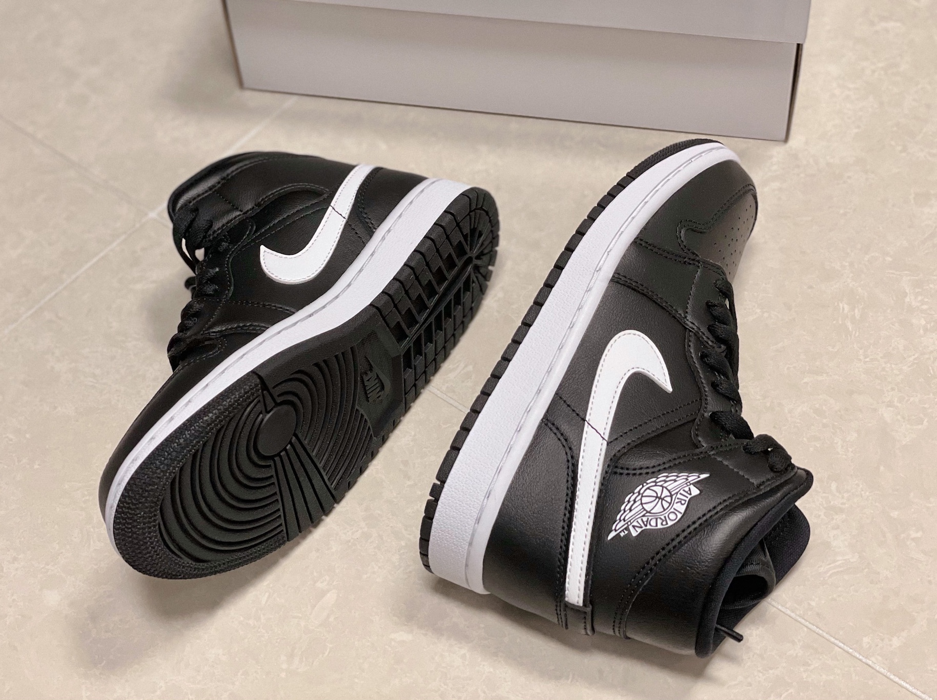 (W) Jordan 1 Mid Black White 착용 스타일