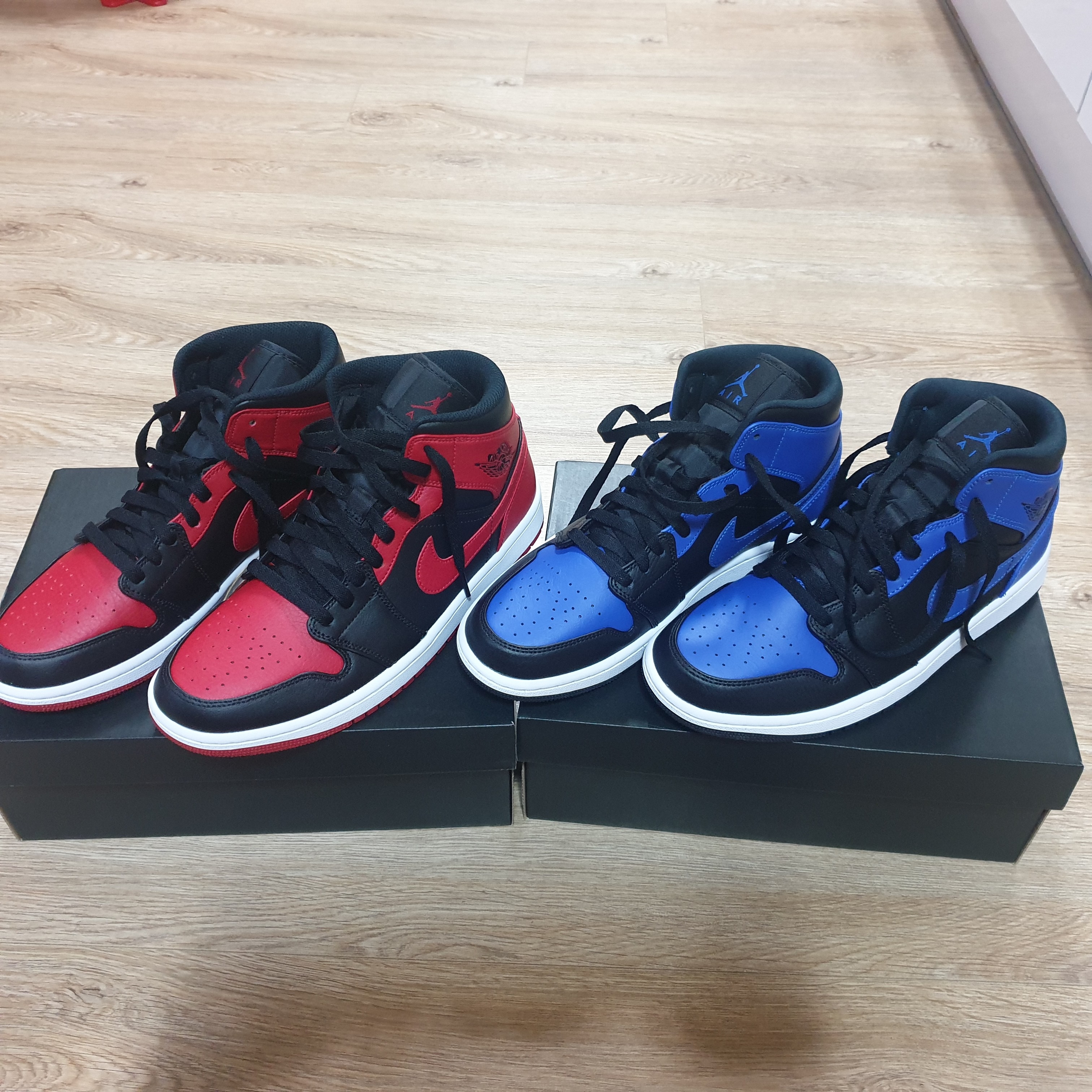 Jordan 1 Mid Bred Banned 2020, Jordan 1 Mid Black Hyper Royal 착용 스타일 - 2