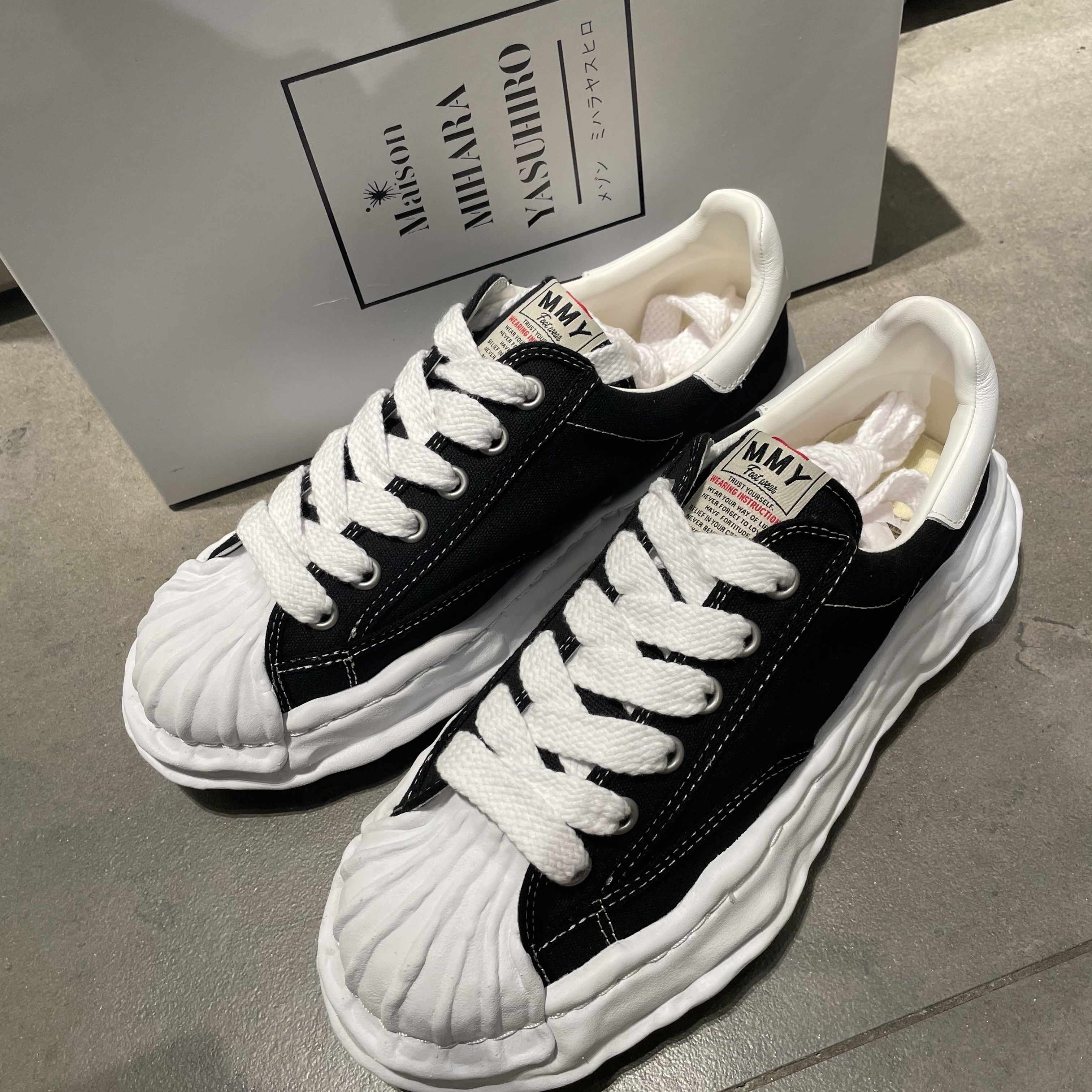 Maison Mihara Yasuhiro Blakey OG Sole Canvas Low-top Sneakers Black 착용 스타일