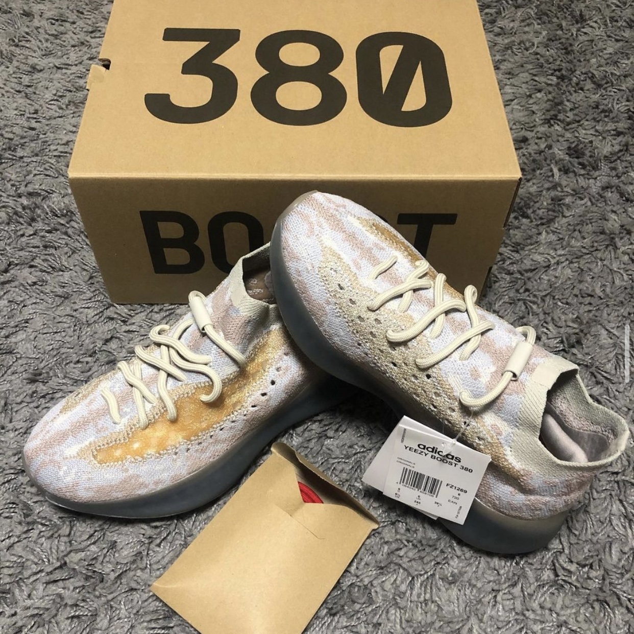 Adidas Yeezy Boost 380 Pepper - Non-Reflective 착용 스타일
