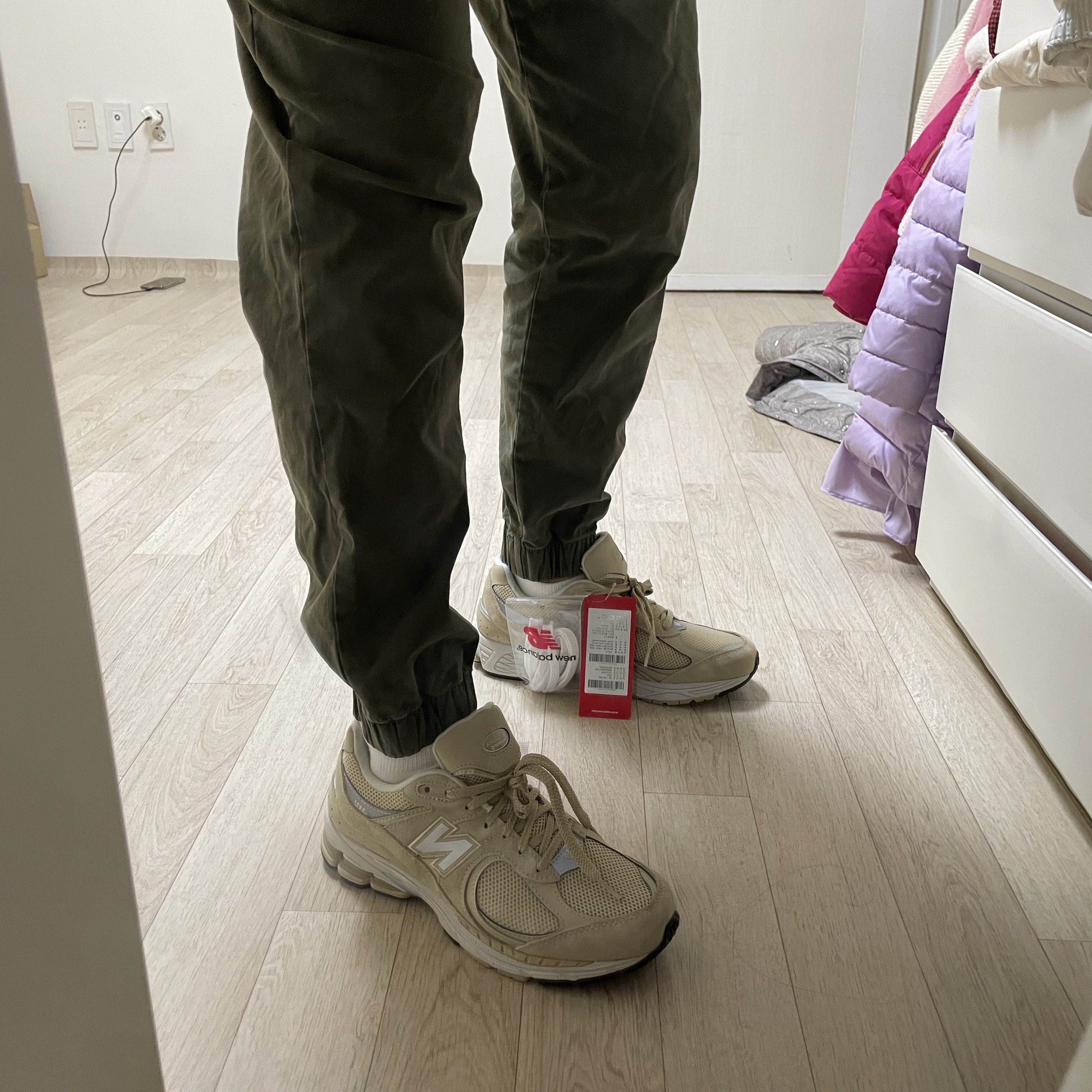 New Balance 2002R T2 Beige 착용 스타일 - 2