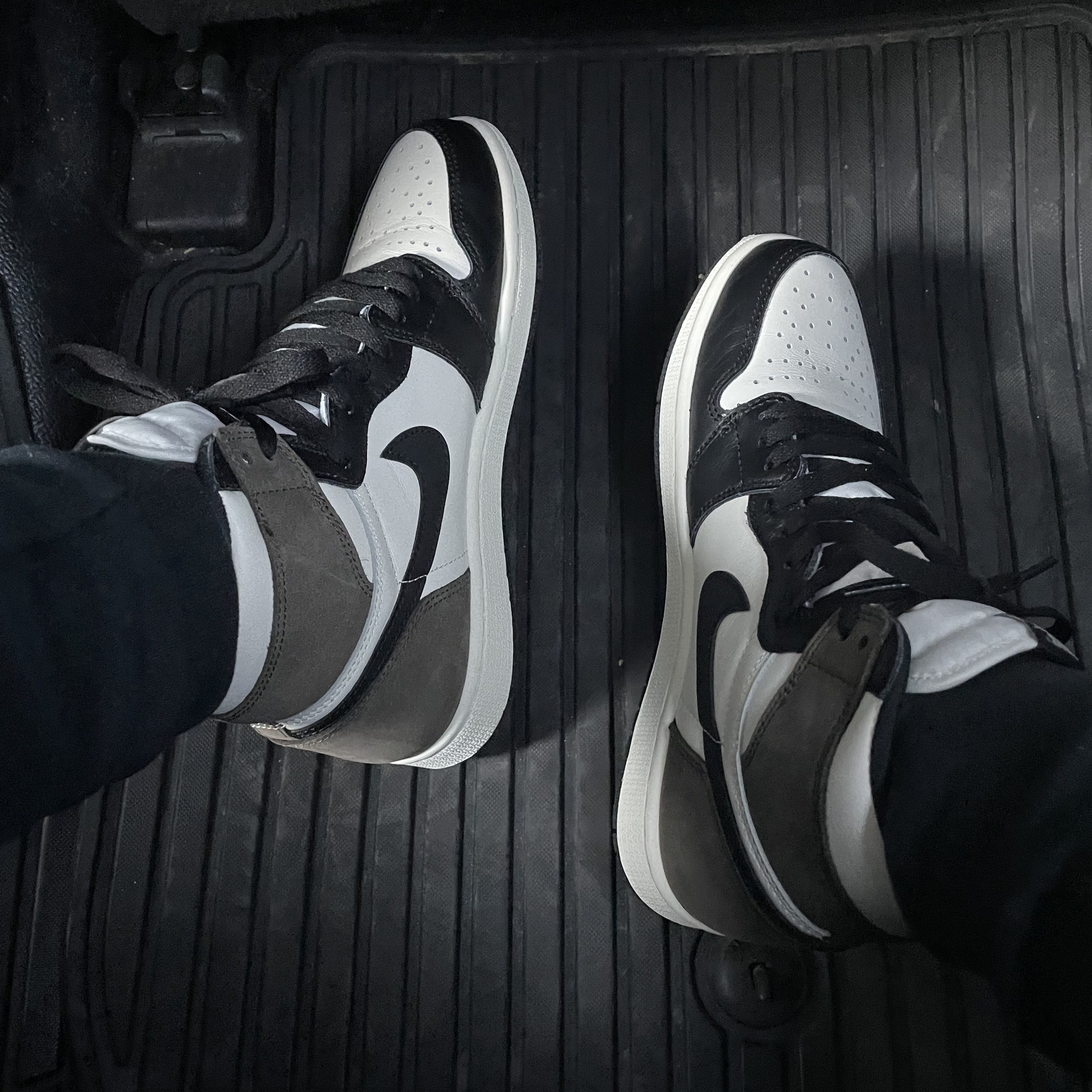 Jordan 1 Retro High OG Black Mocha 착용 스타일 - 1